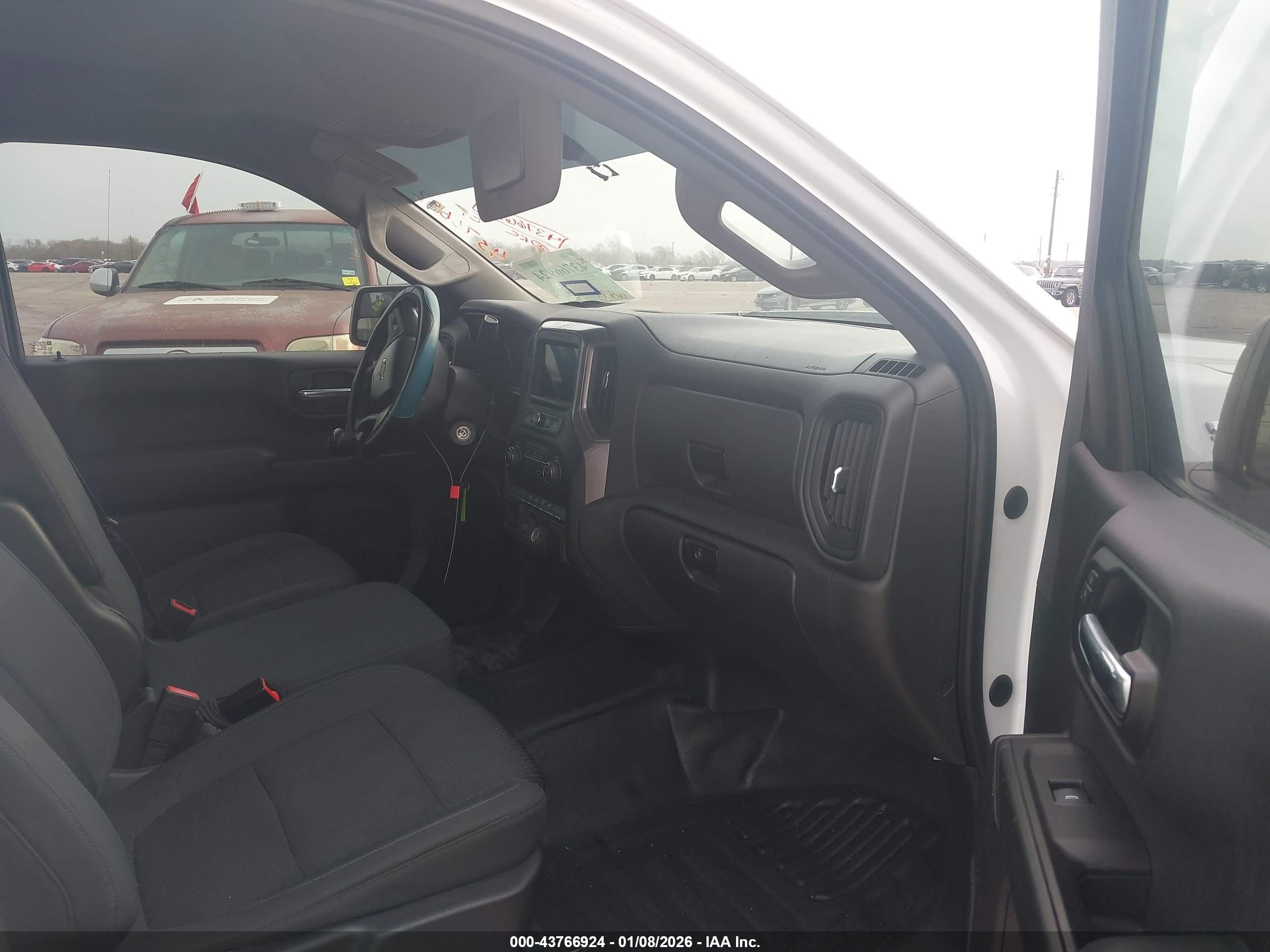 CHEVROLET SILVERADO image 5