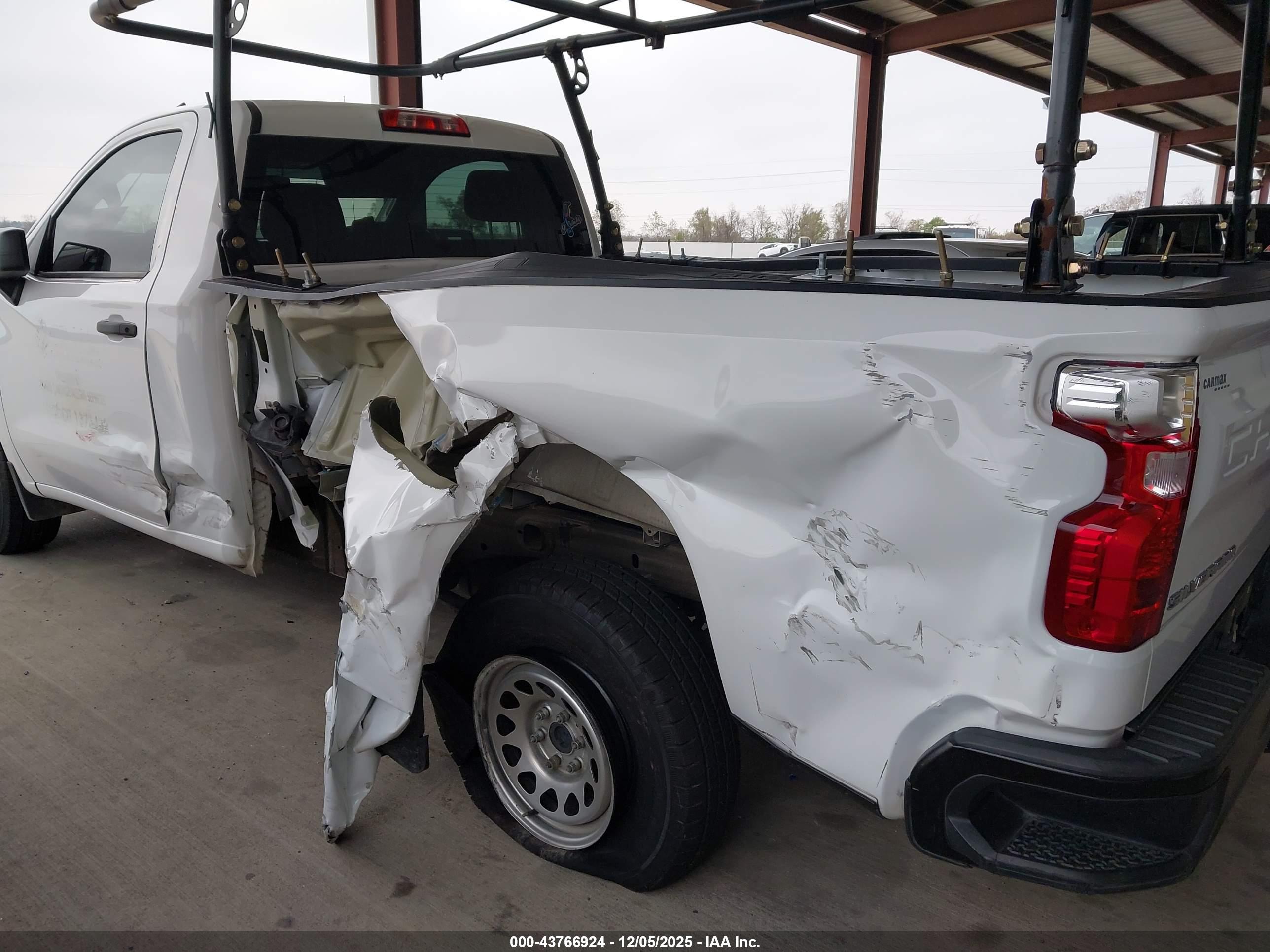 CHEVROLET SILVERADO image 6