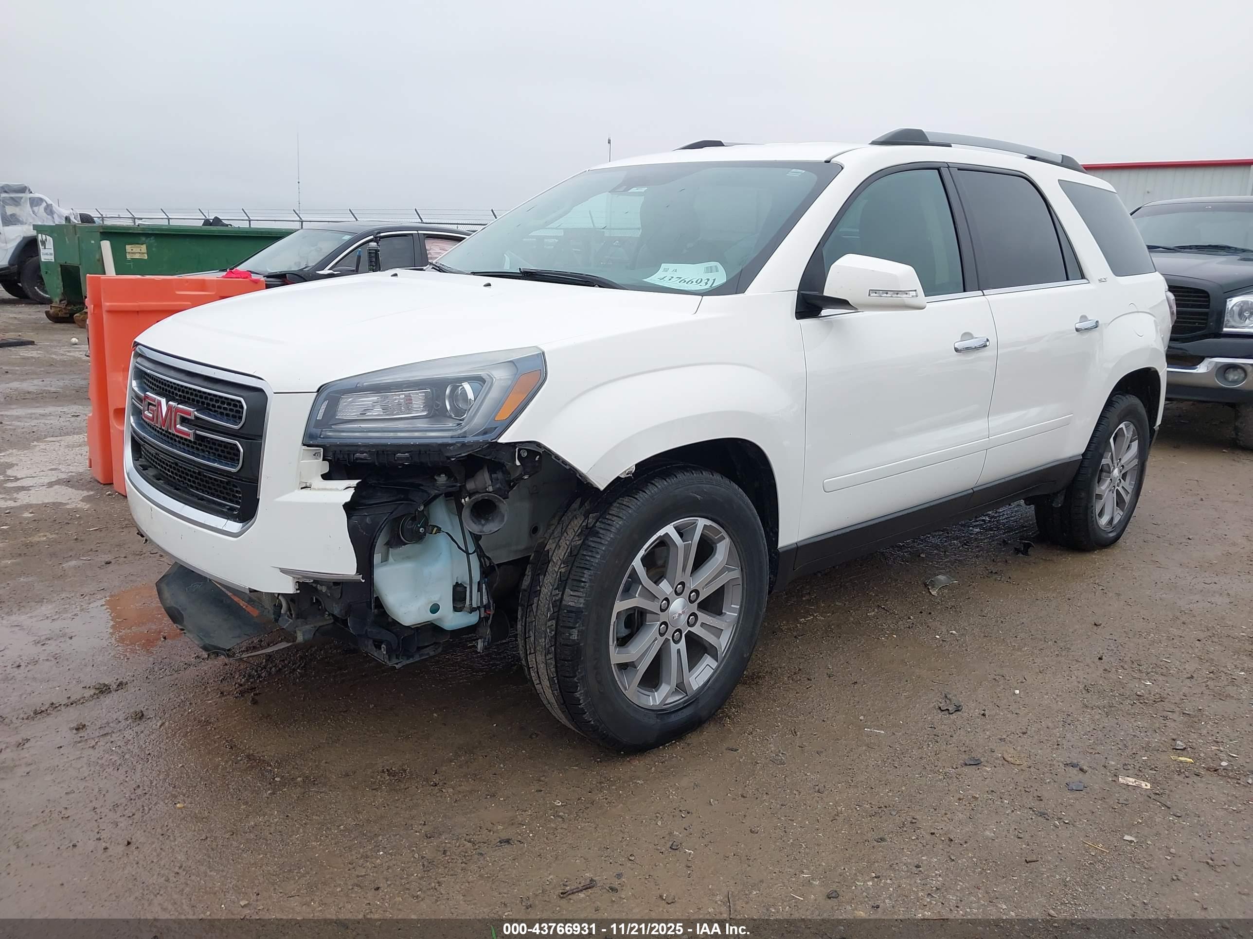 GMC ACADIA image 2