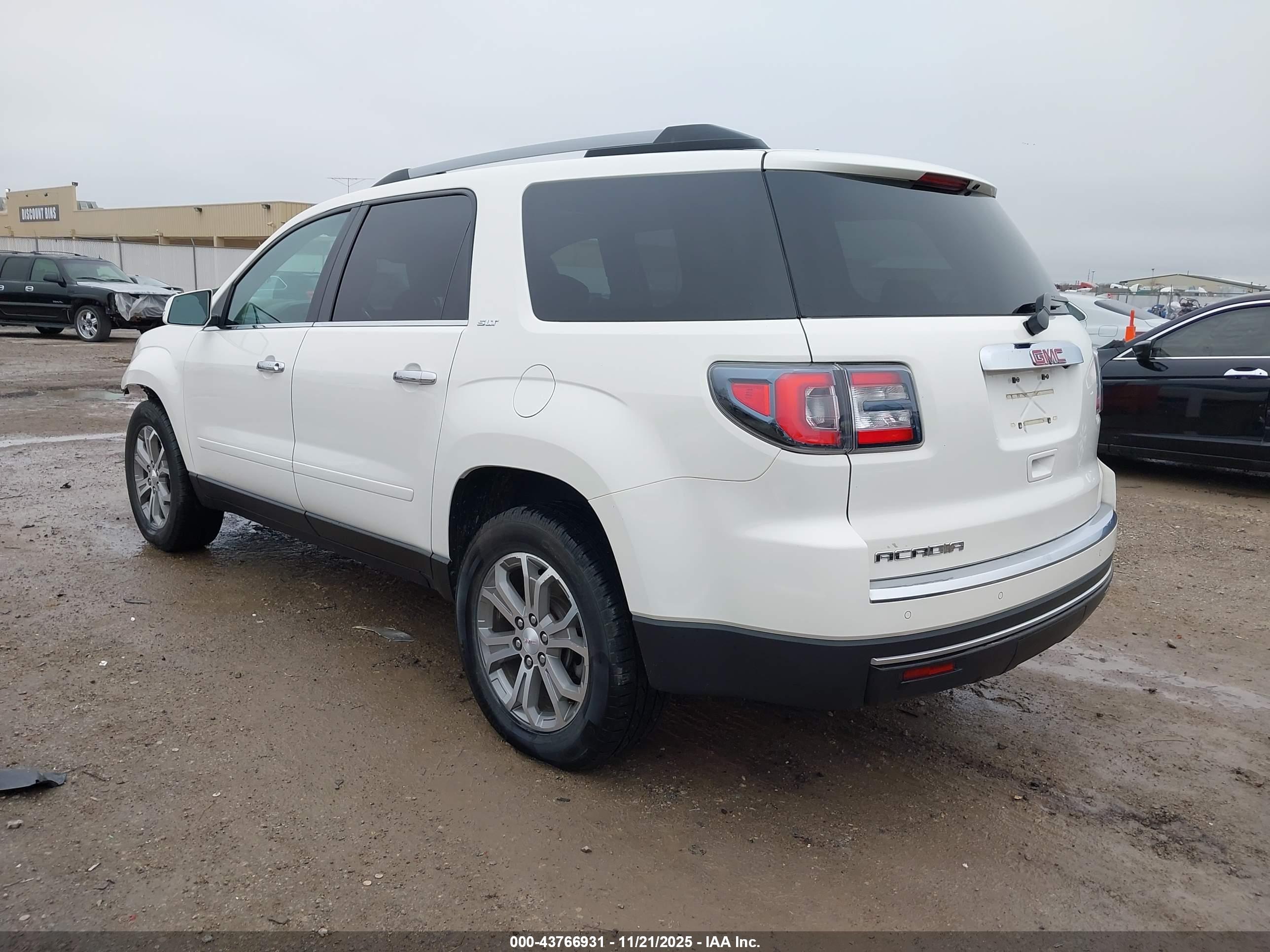 GMC ACADIA image 3