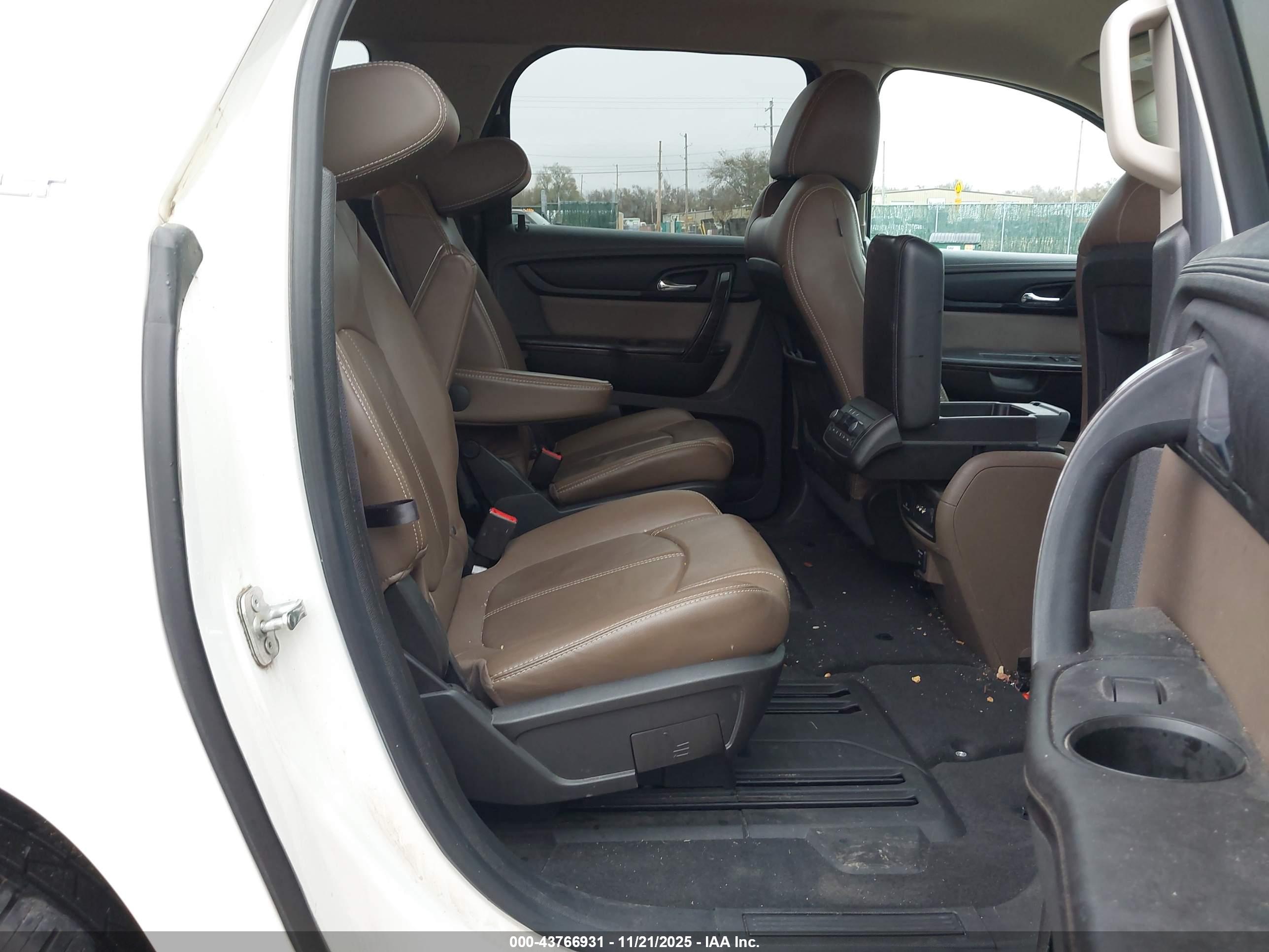 GMC ACADIA image 8