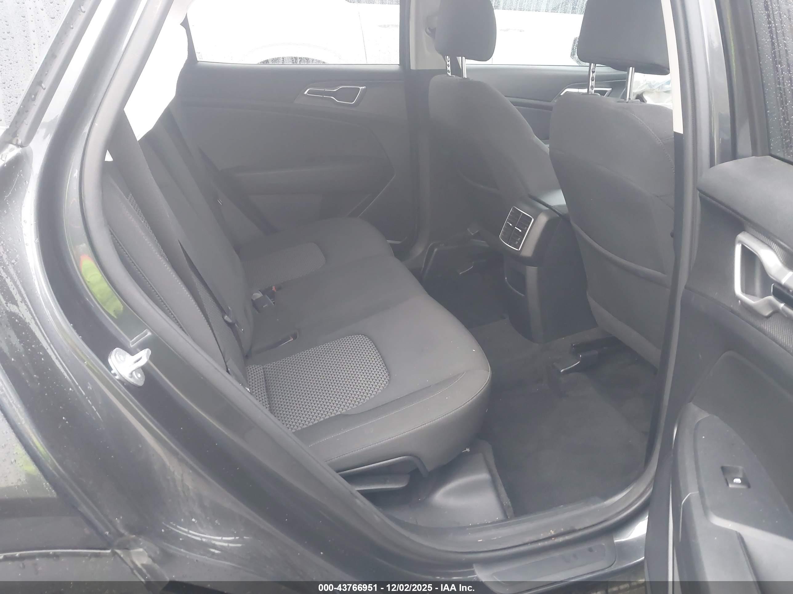 KIA SPORTAGE image 8