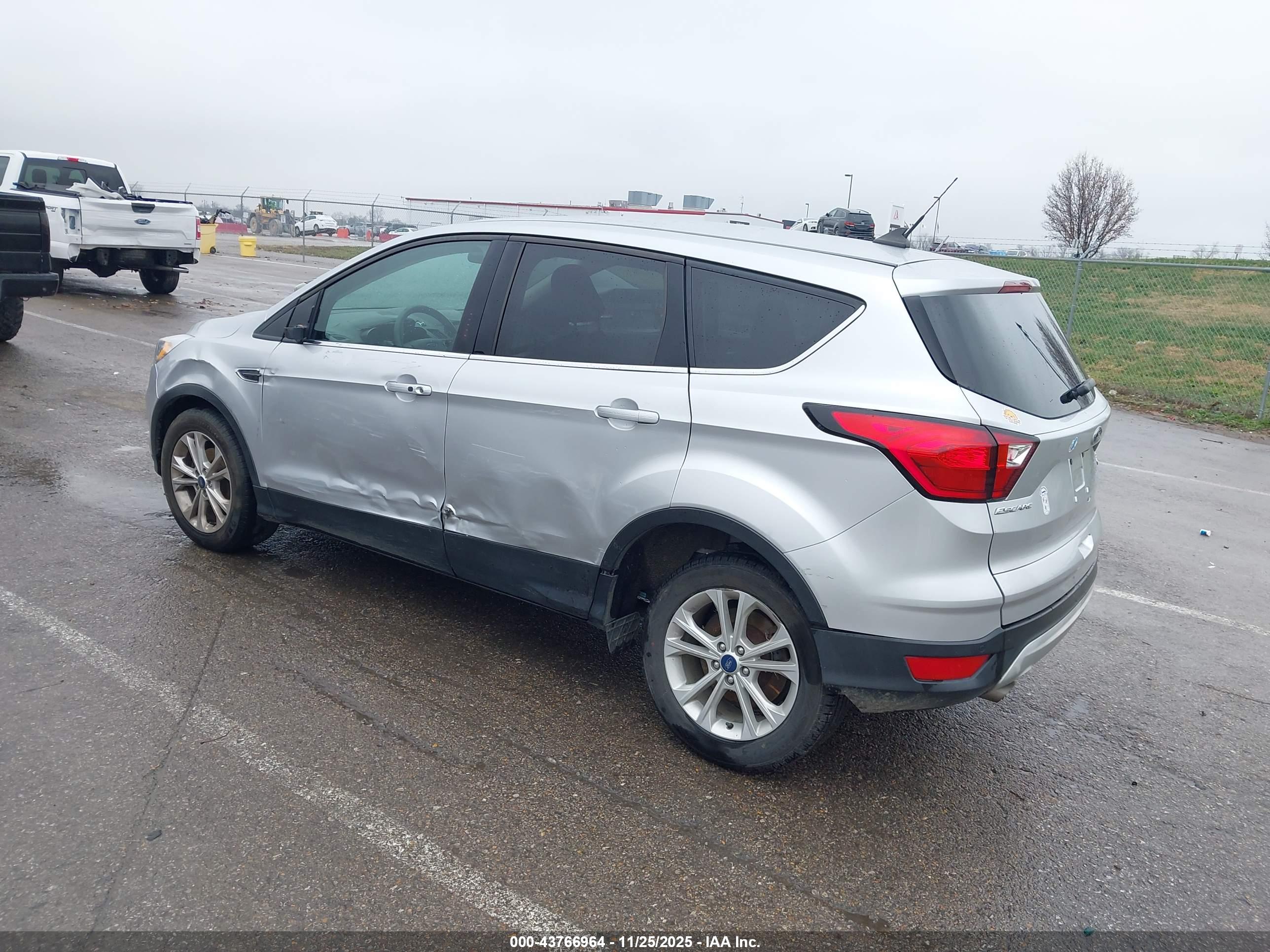 FORD ESCAPE image 3