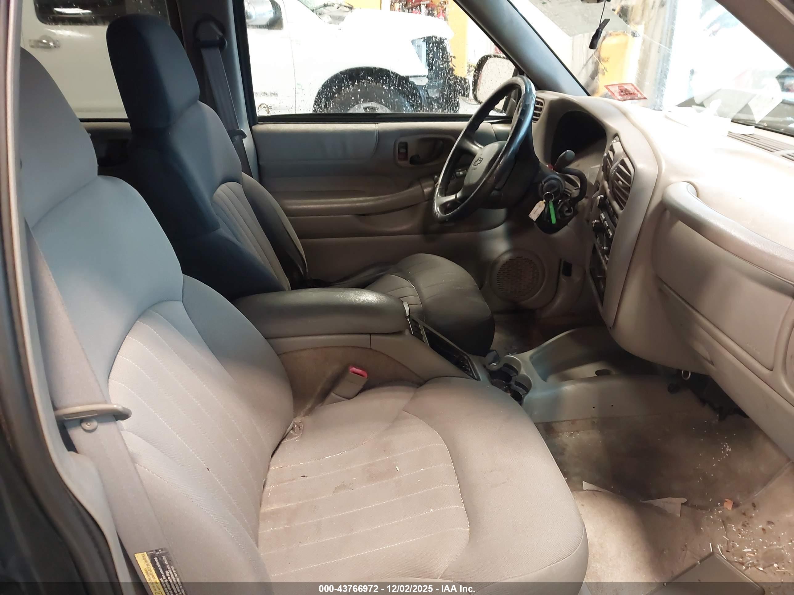CHEVROLET BLAZER image 5