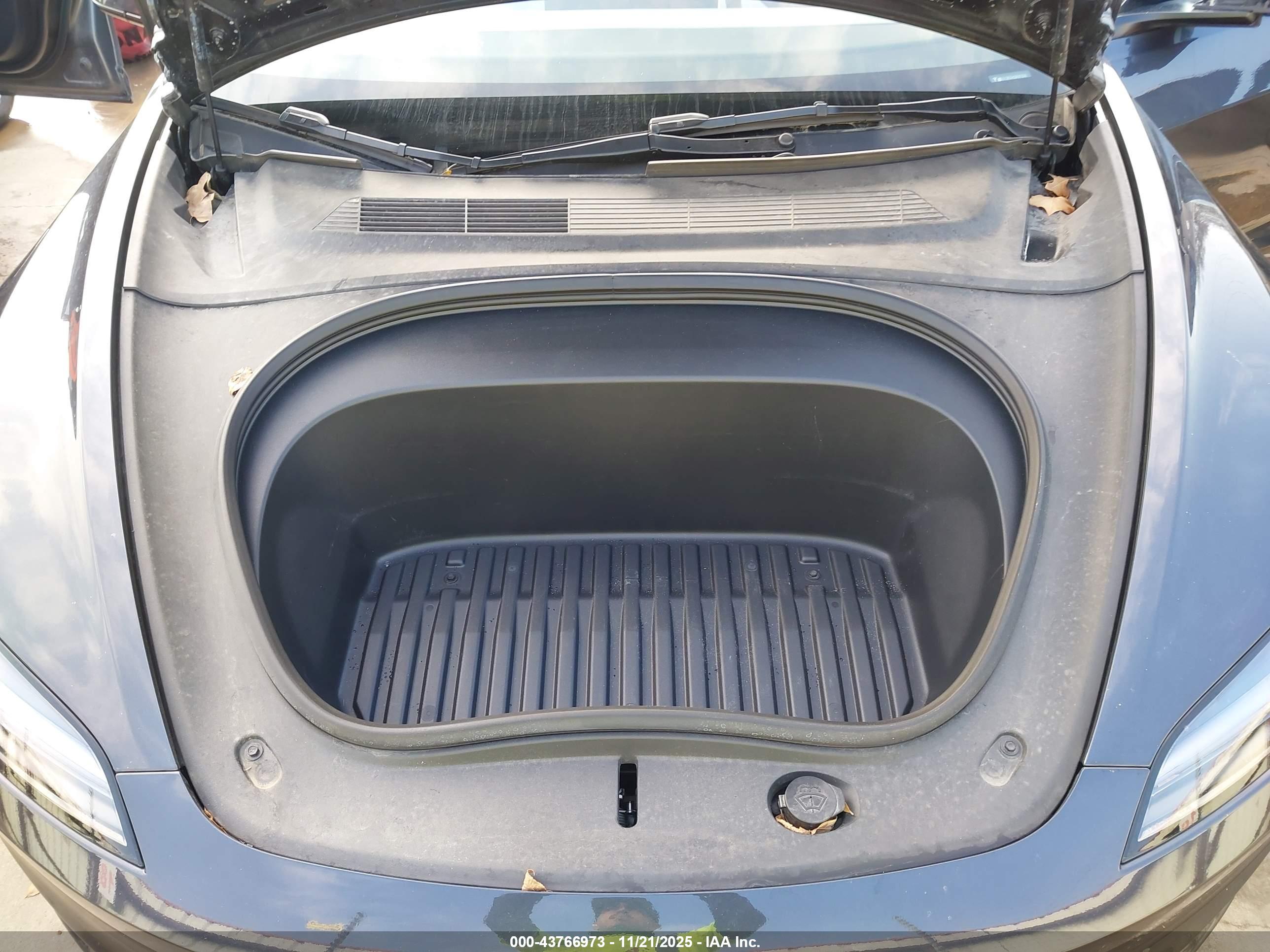 TESLA MODEL image 10