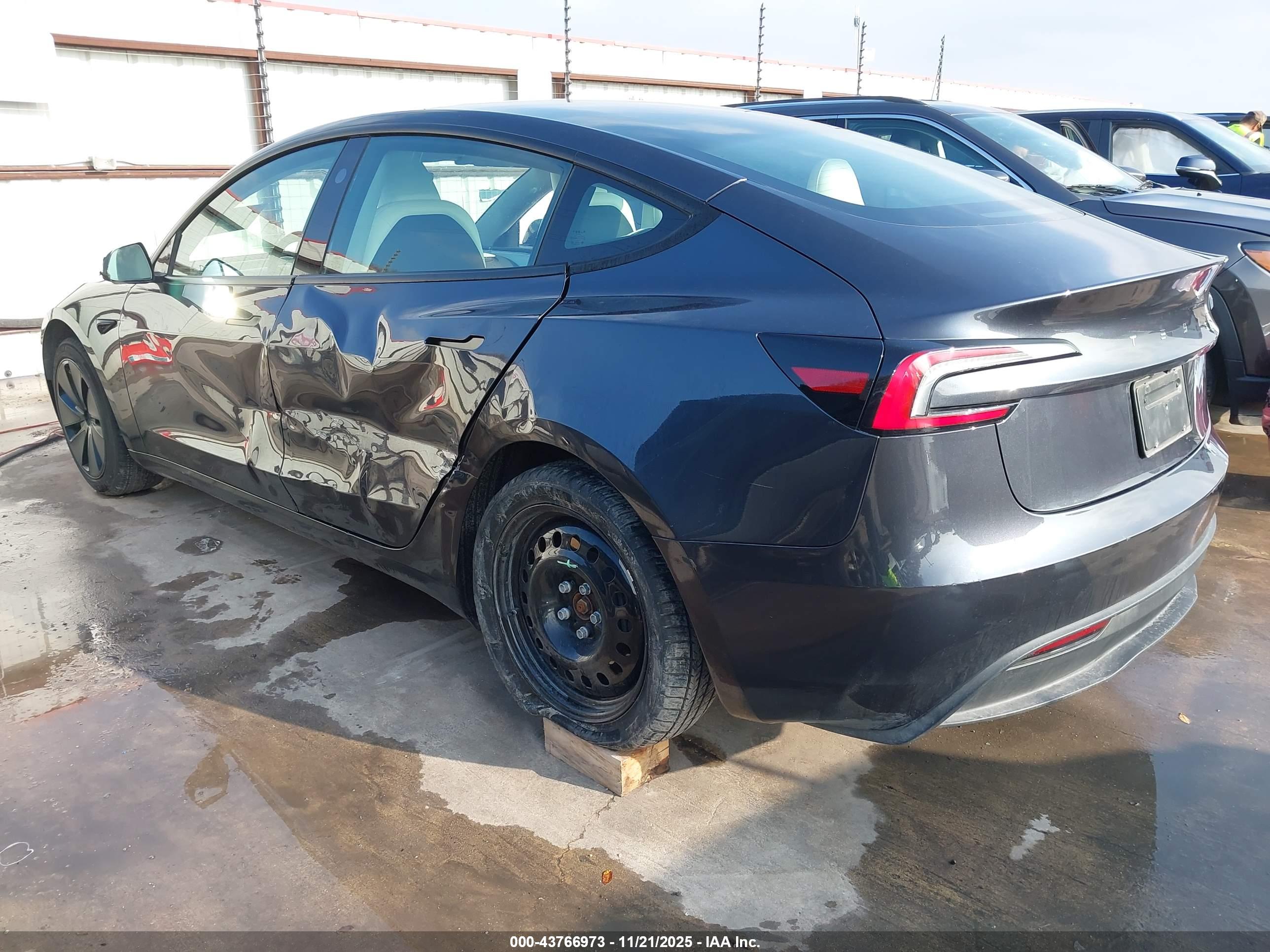 TESLA MODEL image 3