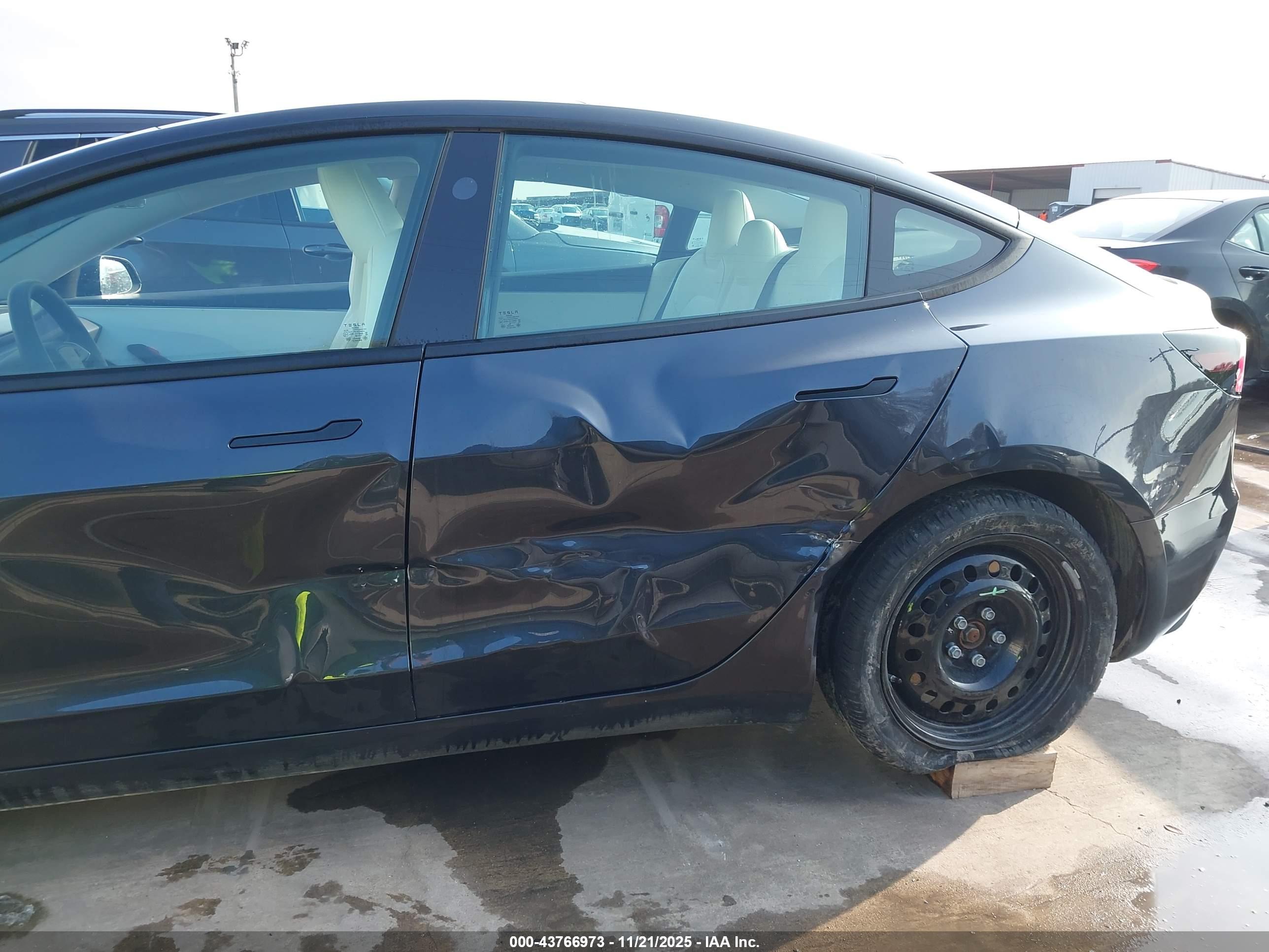 TESLA MODEL image 6