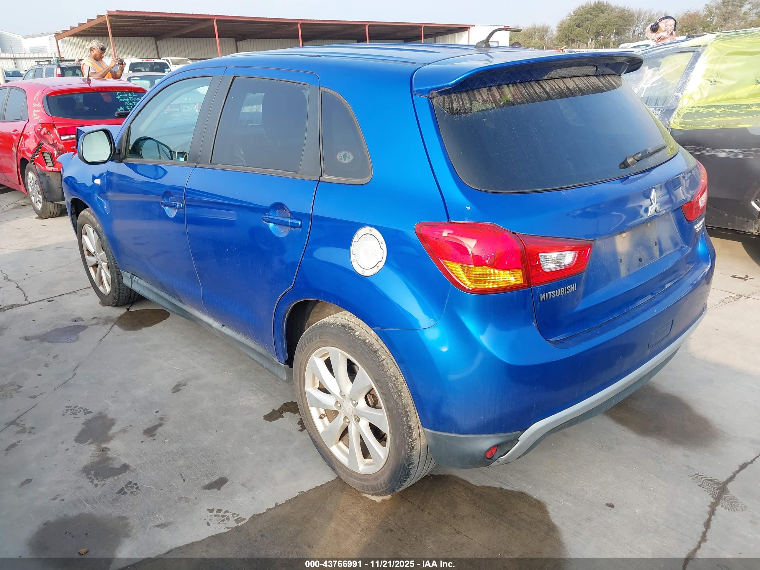 MITSUBISHI OUTLANDER image 3