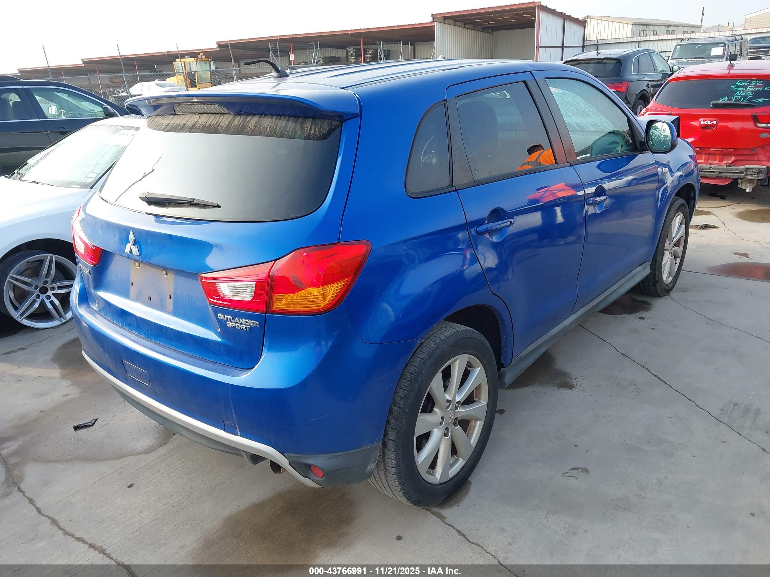 MITSUBISHI OUTLANDER image 4