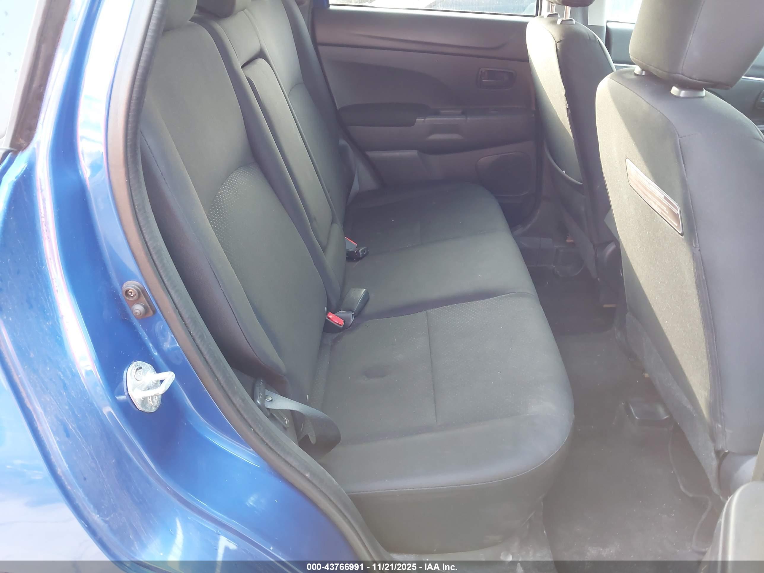 MITSUBISHI OUTLANDER image 8