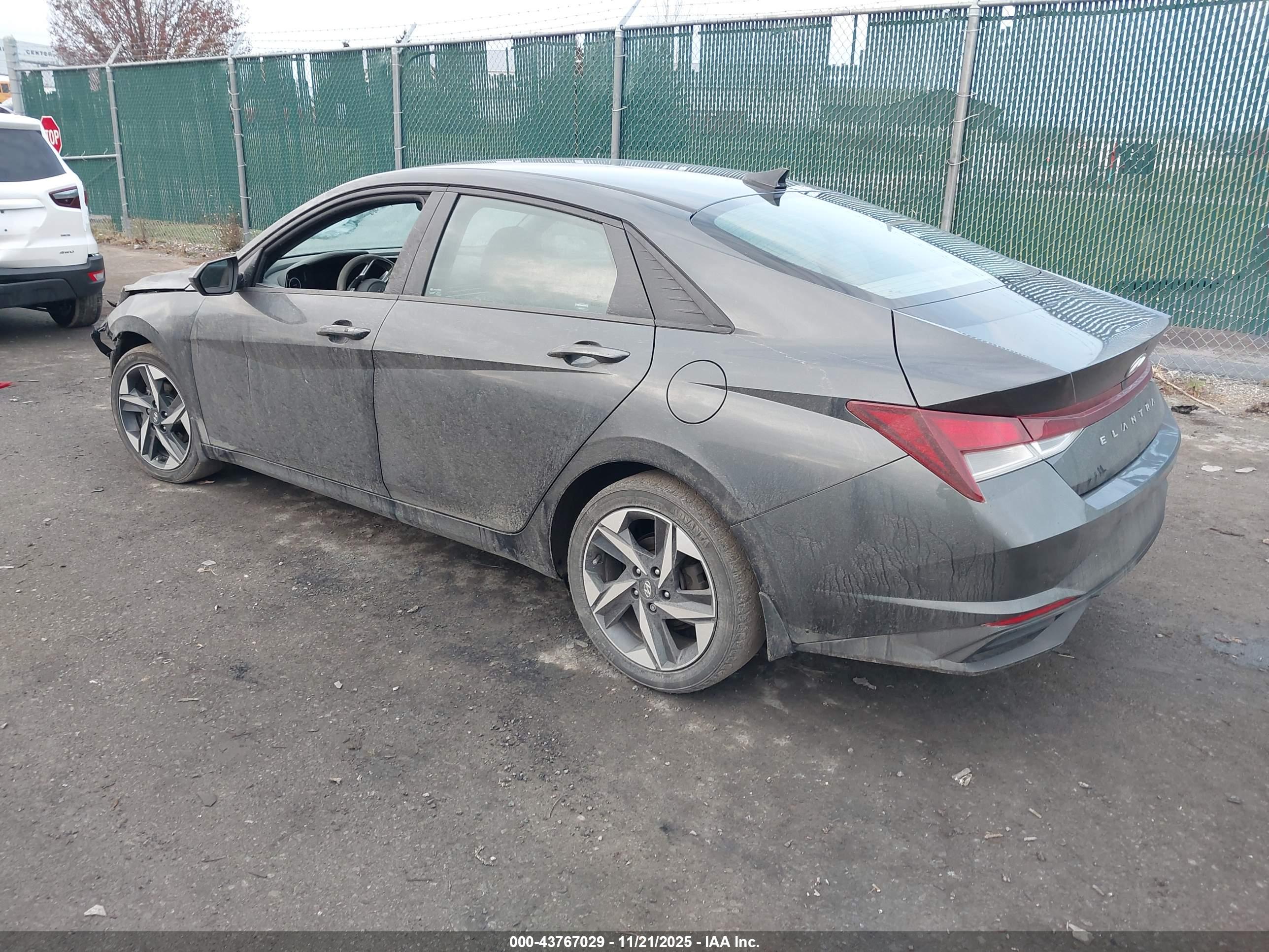 HYUNDAI ELANTRA image 3