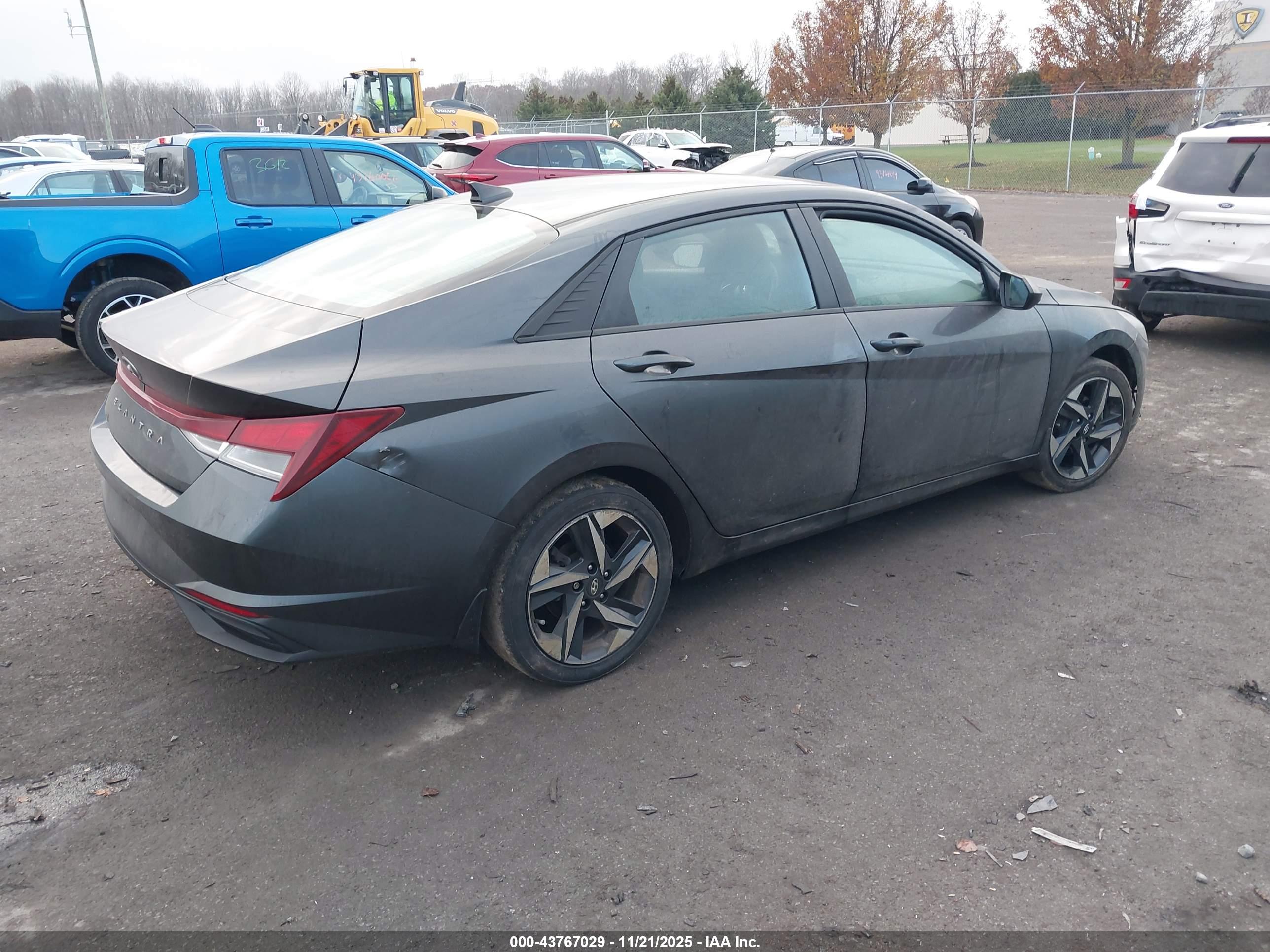 HYUNDAI ELANTRA image 4