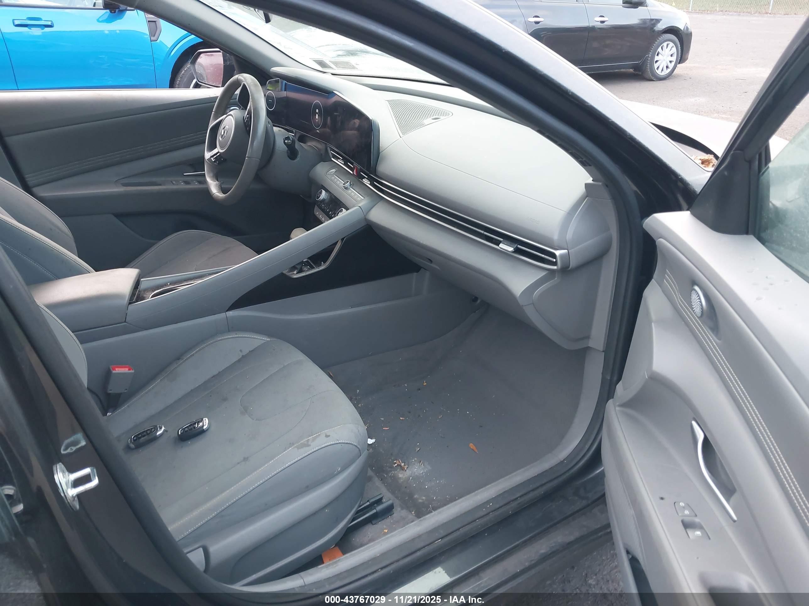 HYUNDAI ELANTRA image 5