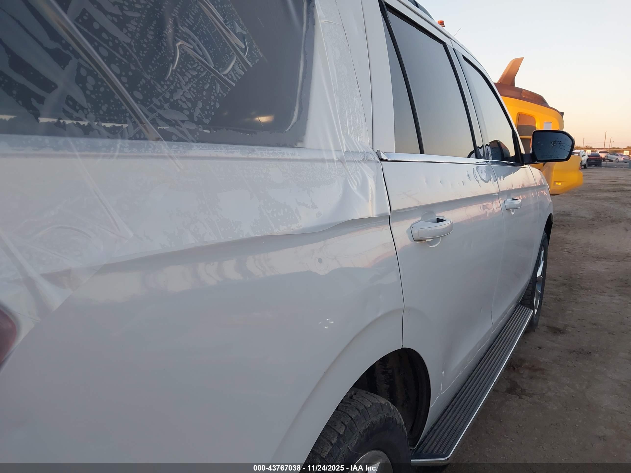 FORD EXPEDITION image 6