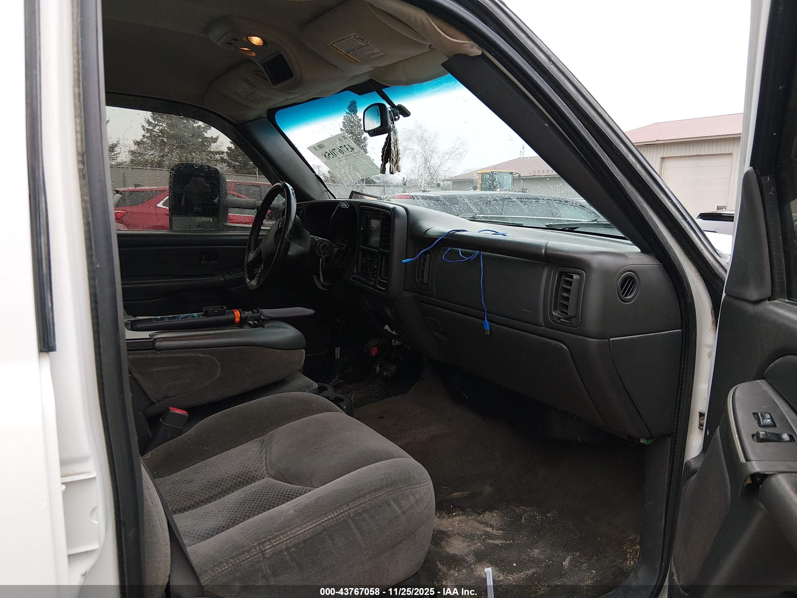 CHEVROLET SILVERADO image 5
