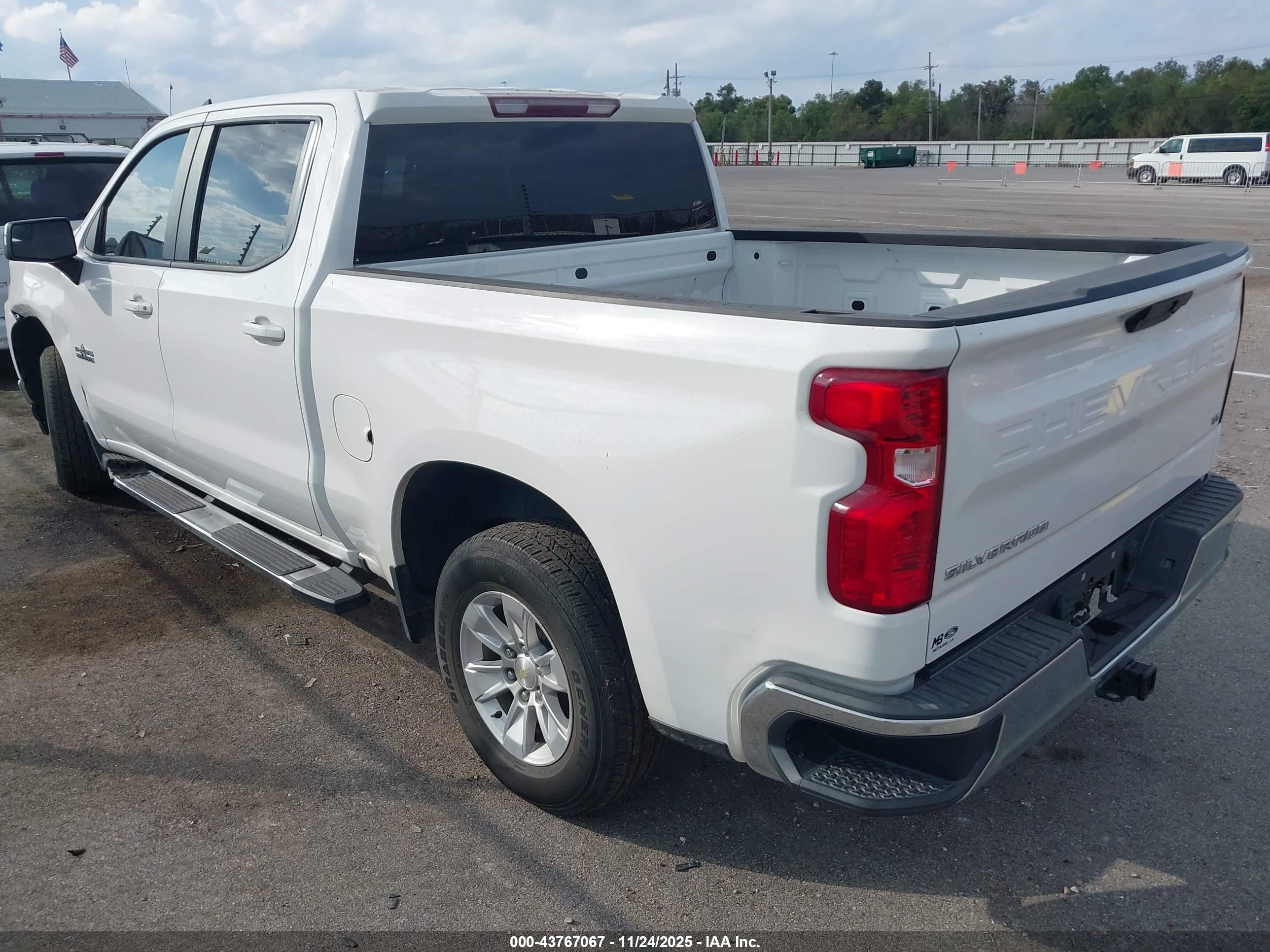 CHEVROLET SILVERADO image 3