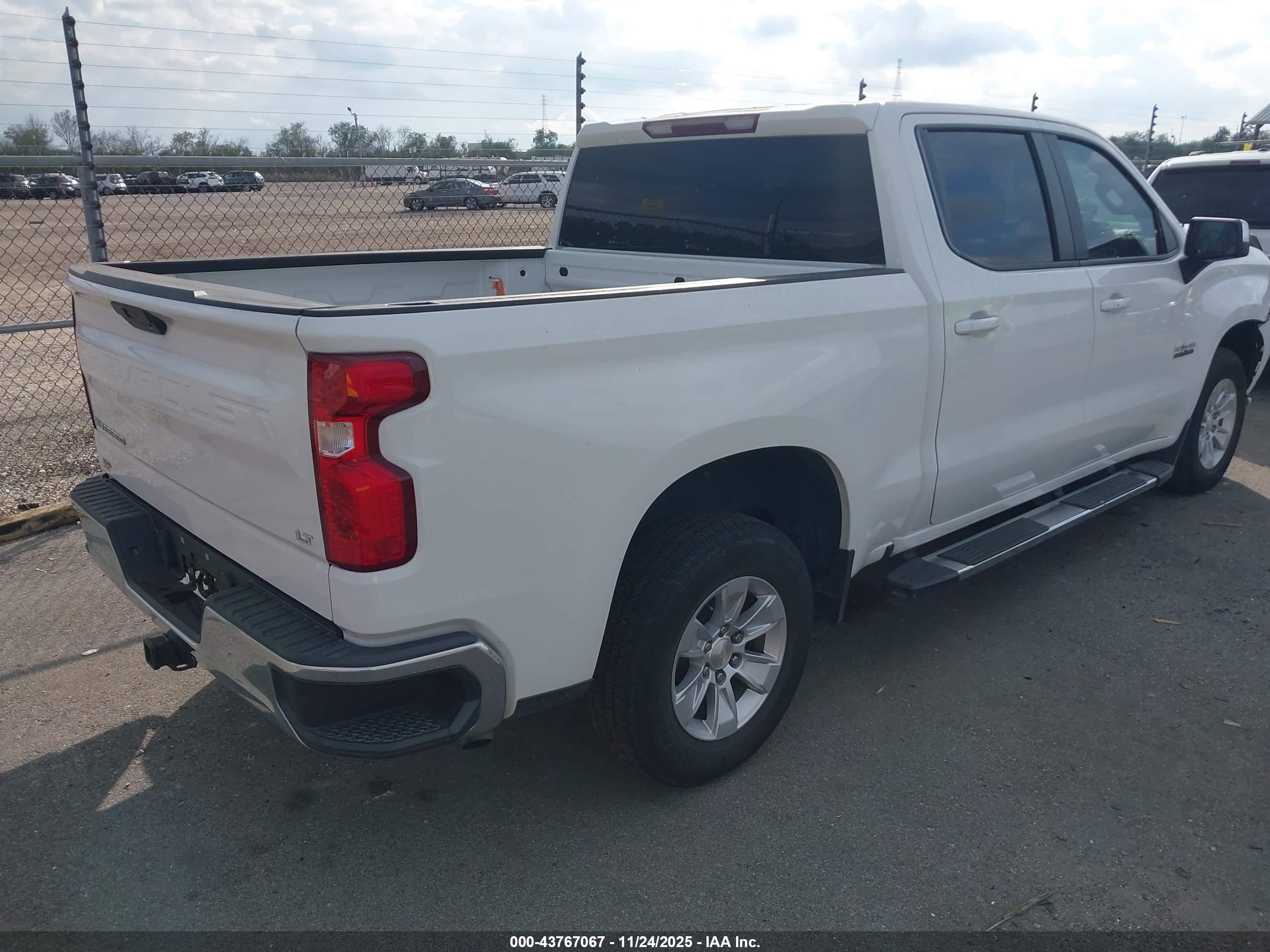 CHEVROLET SILVERADO image 4
