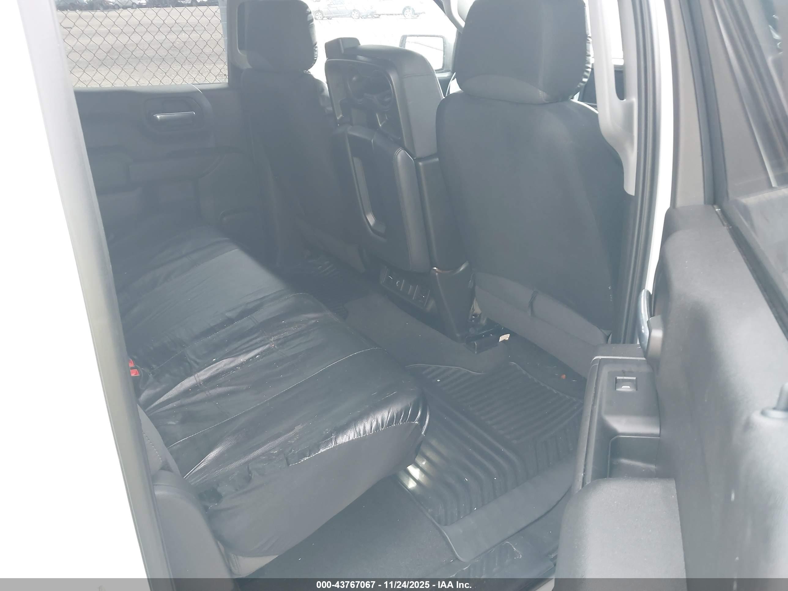 CHEVROLET SILVERADO image 8