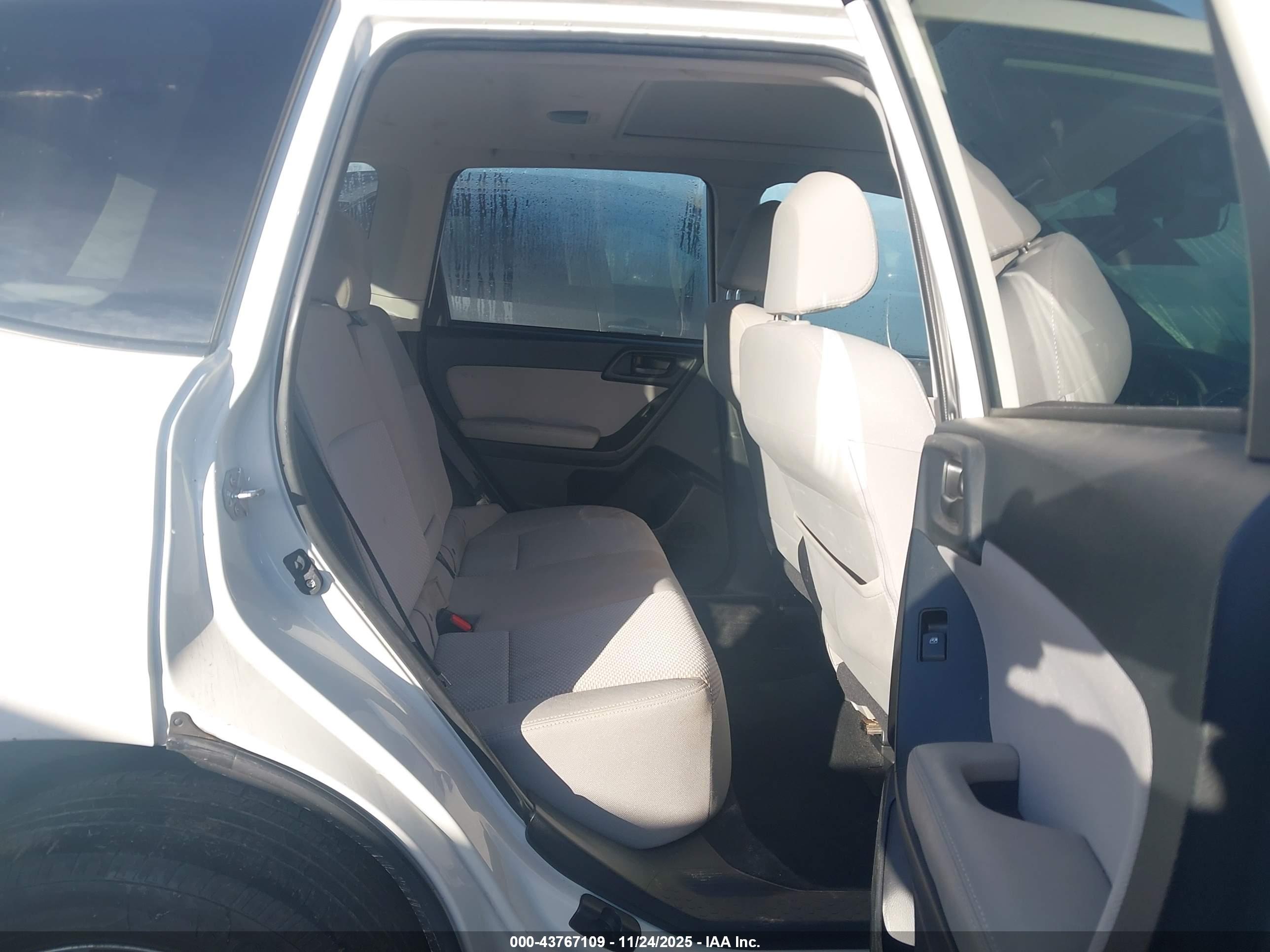 SUBARU FORESTER image 8