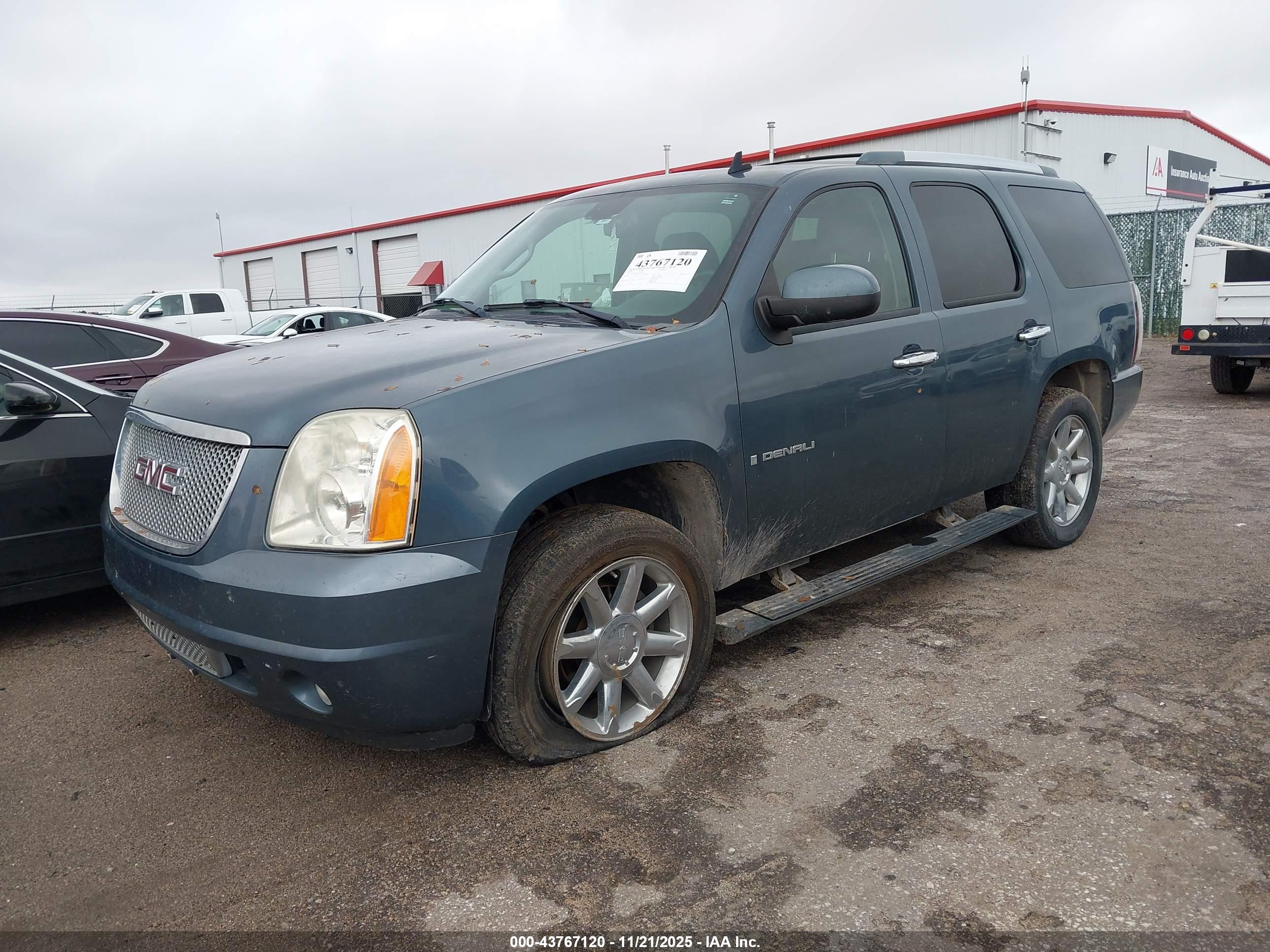 GMC YUKON image 2