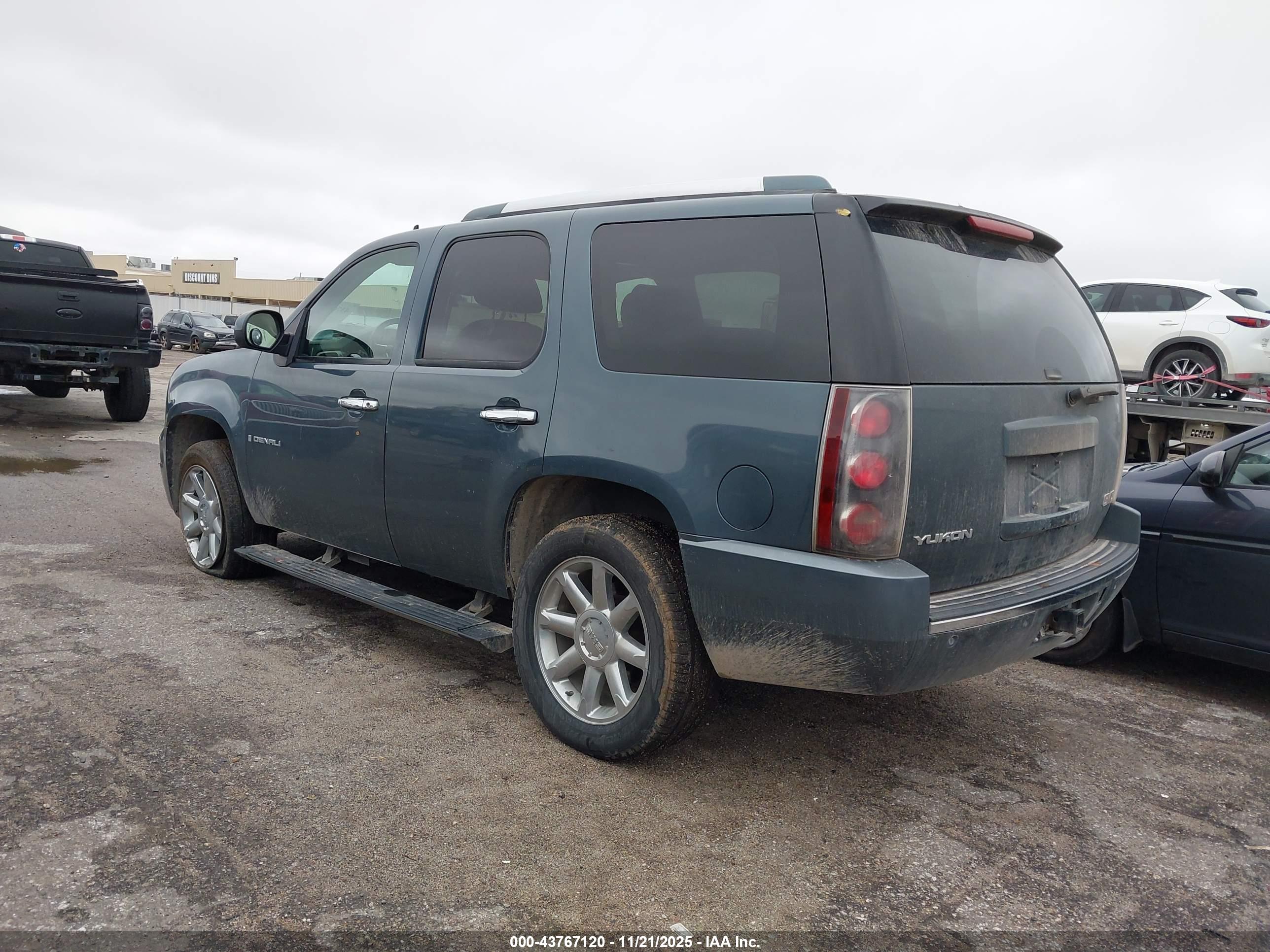 GMC YUKON image 3