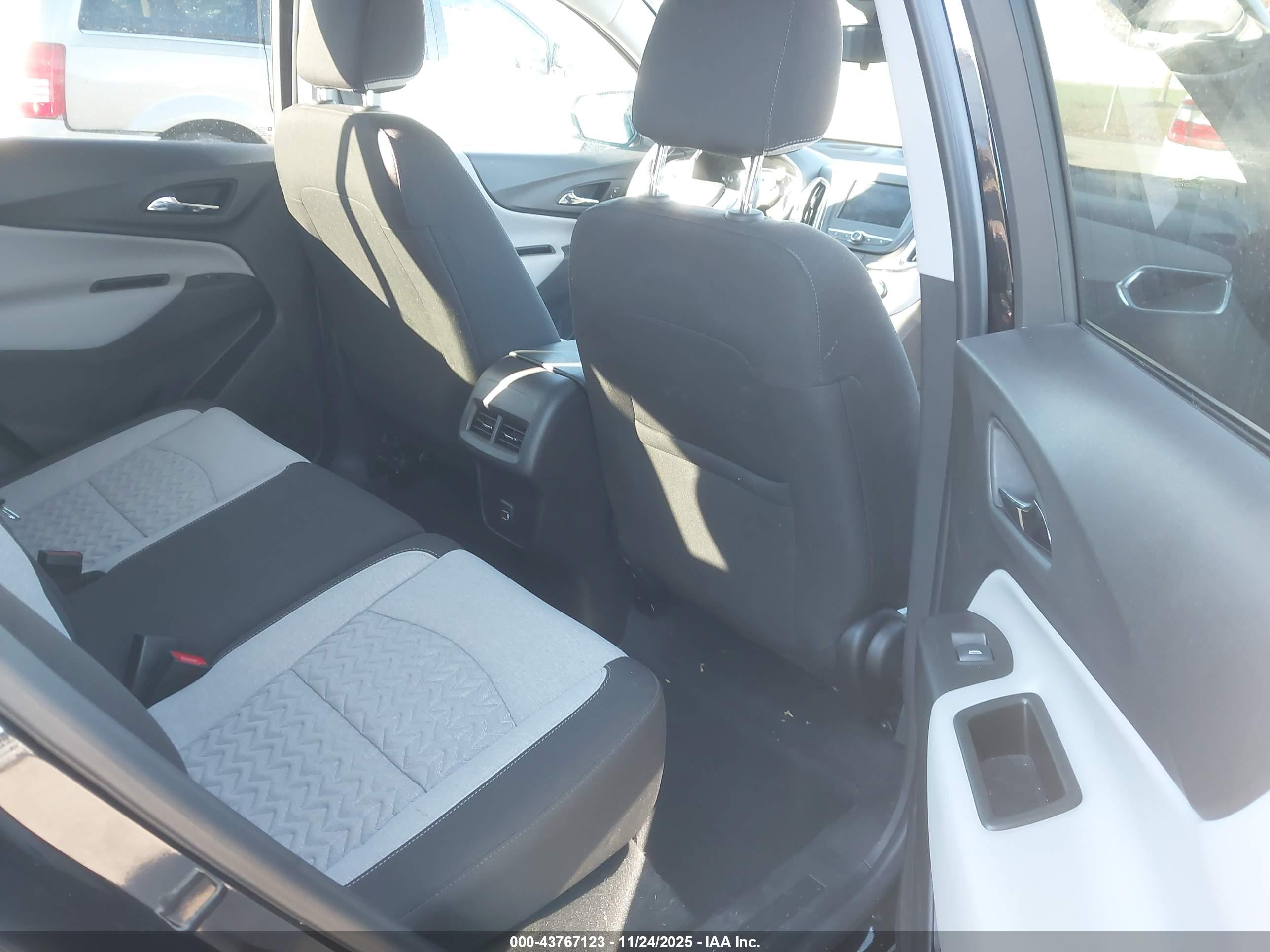 CHEVROLET EQUINOX image 8