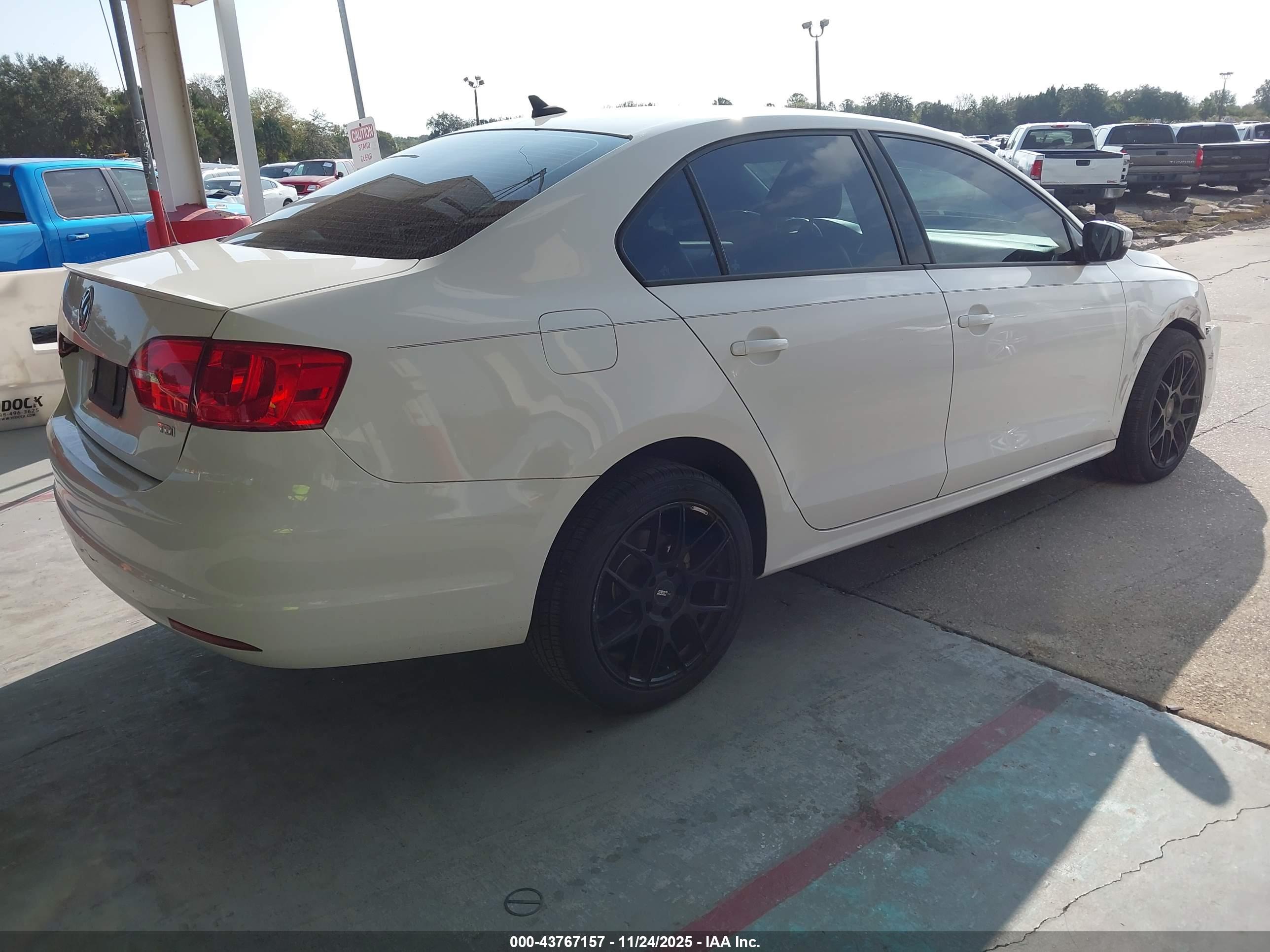 VOLKSWAGEN JETTA image 4