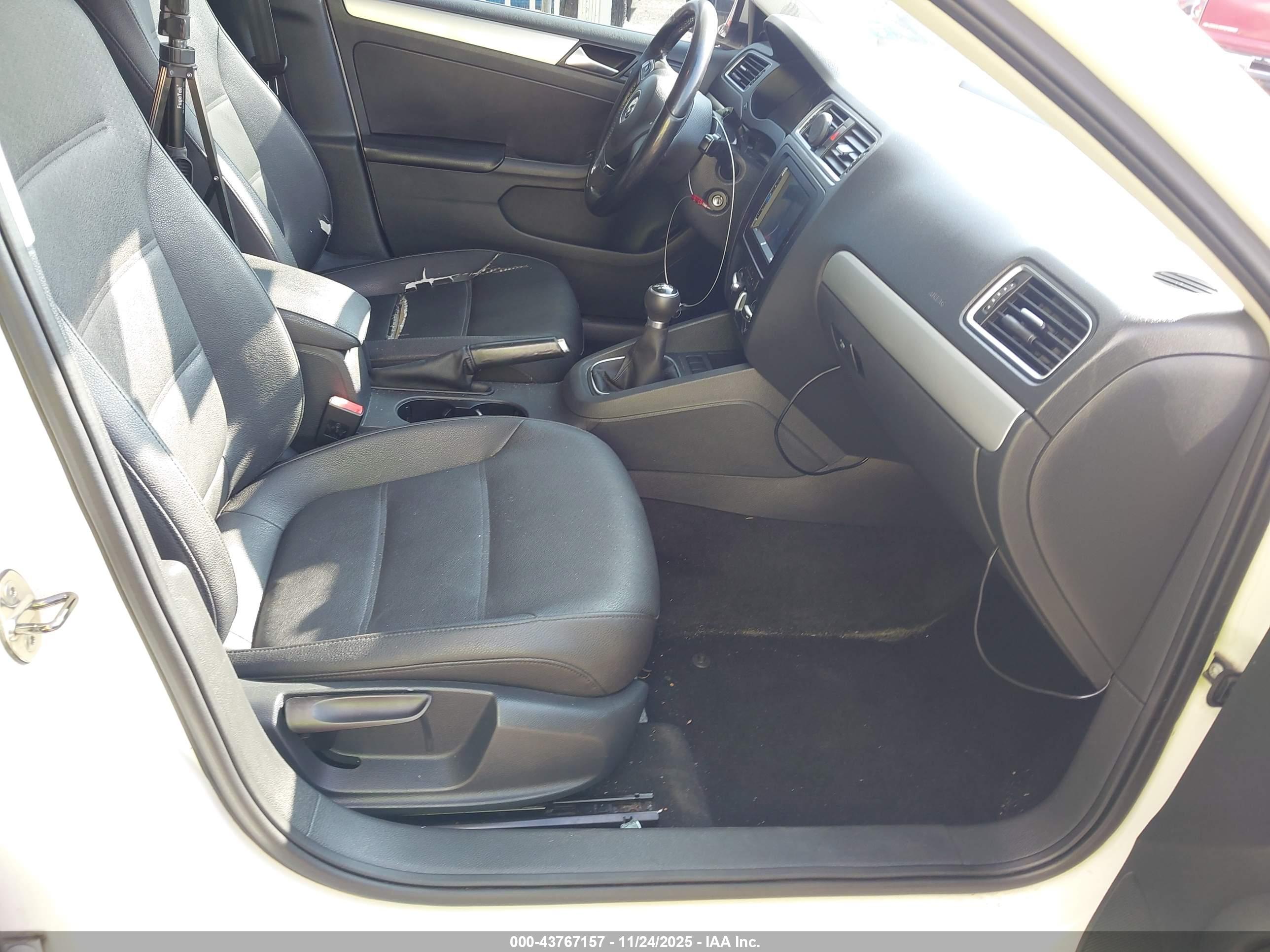VOLKSWAGEN JETTA image 5