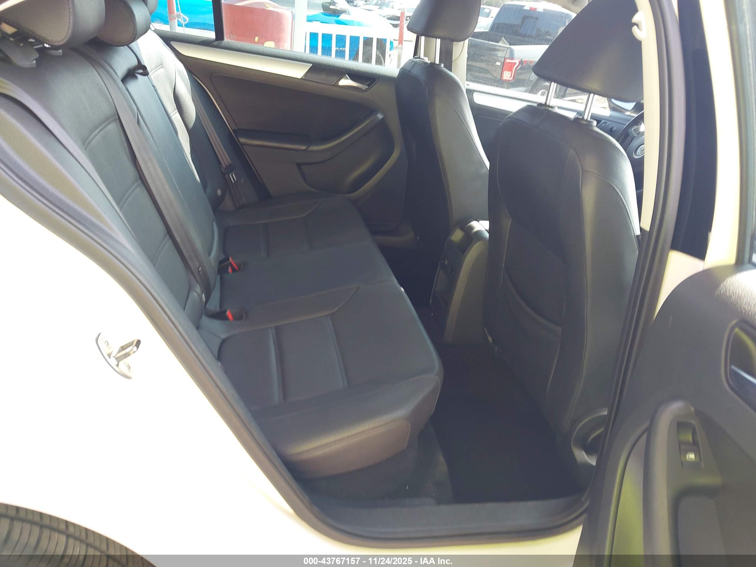 VOLKSWAGEN JETTA image 8