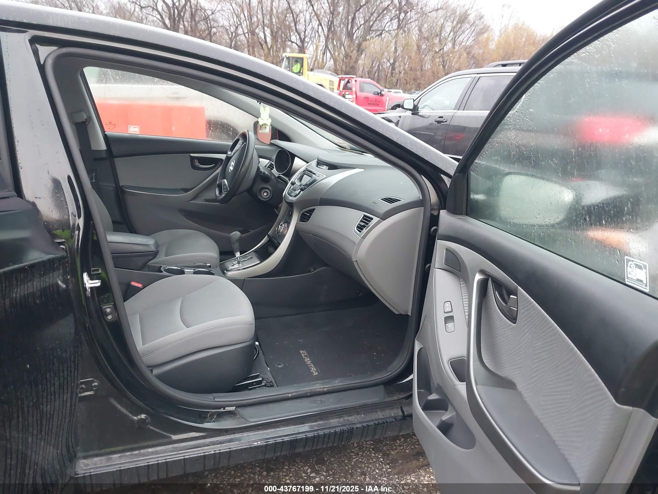 HYUNDAI ELANTRA image 5