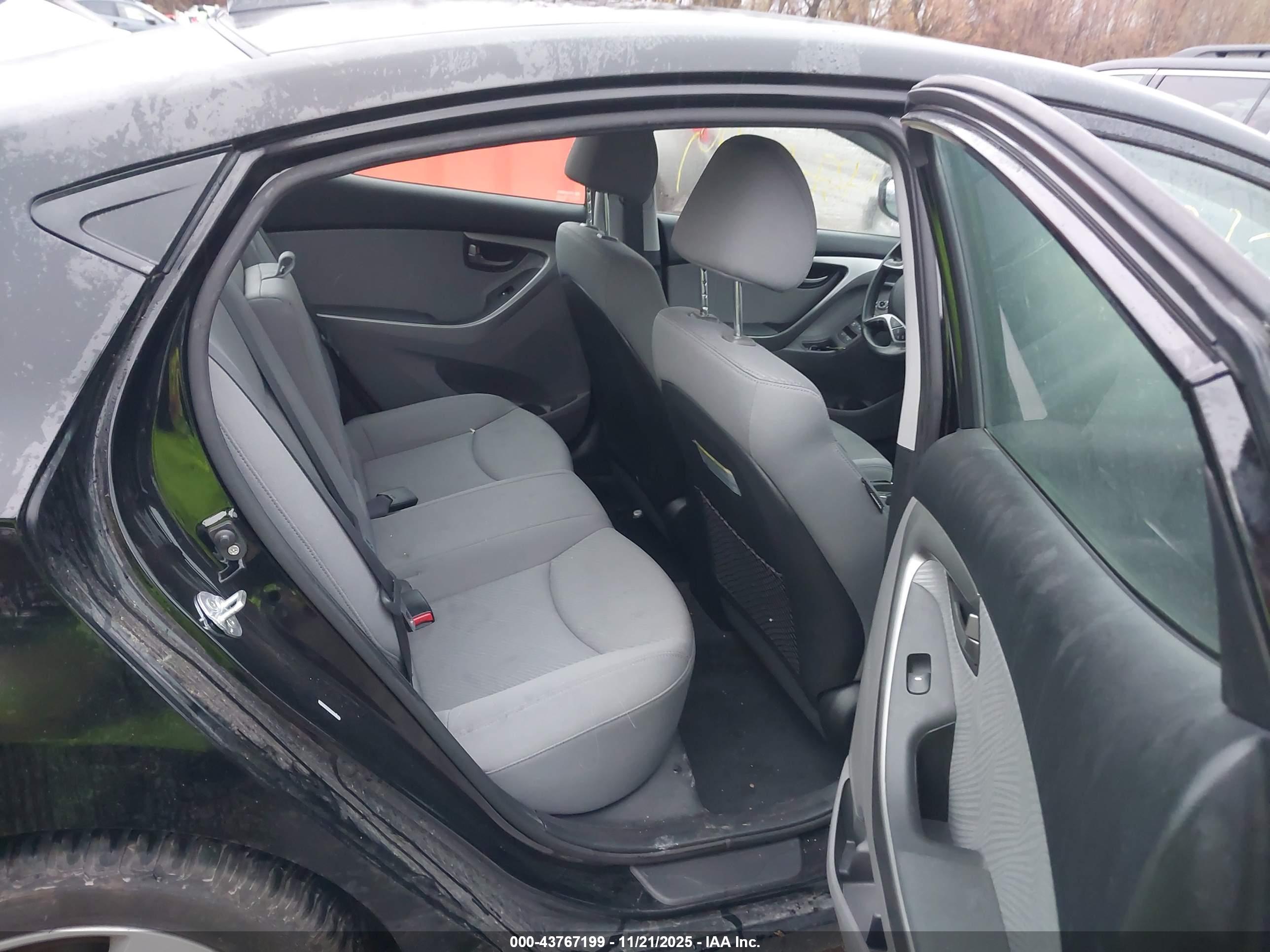 HYUNDAI ELANTRA image 8