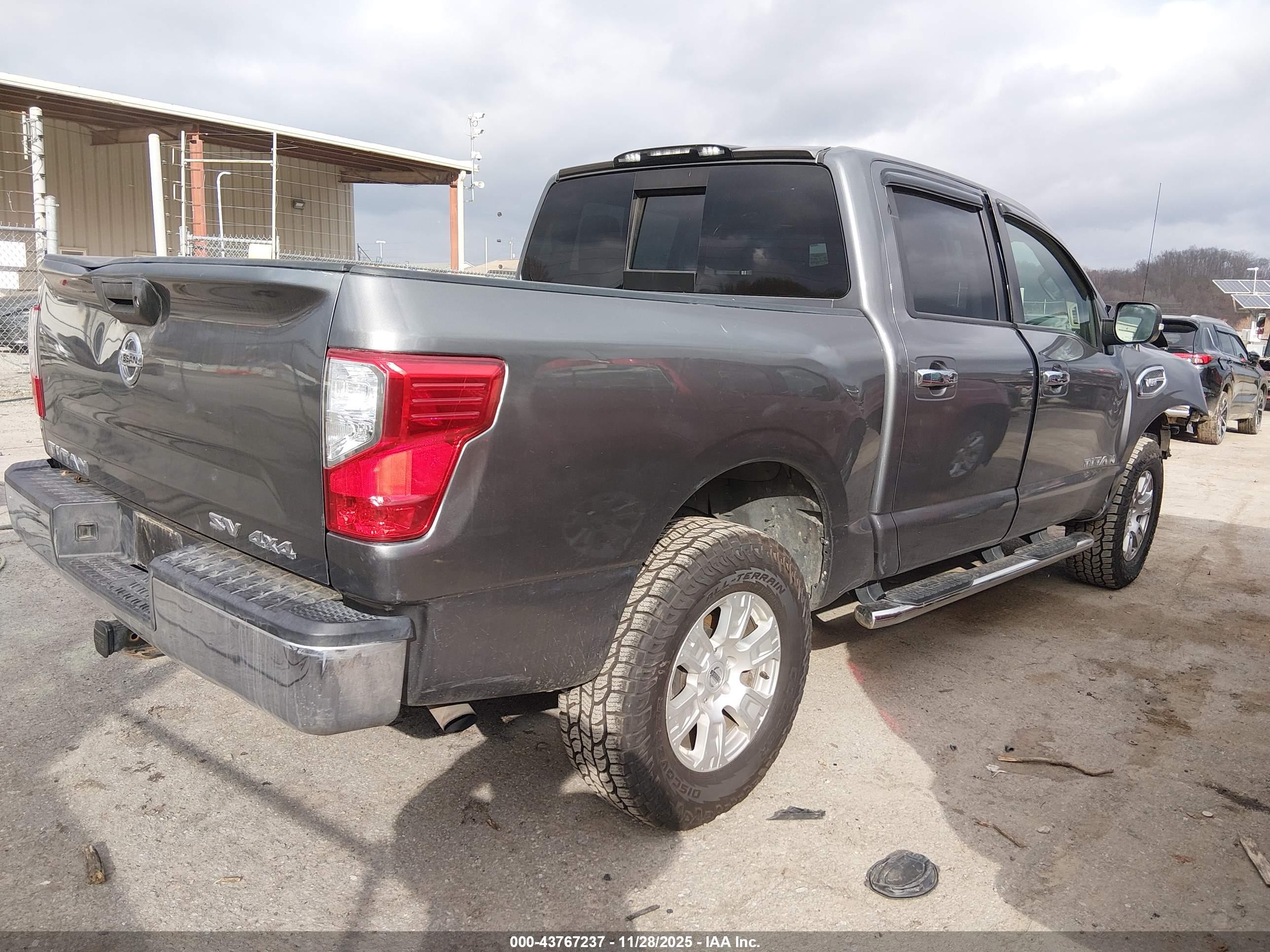 NISSAN TITAN image 4