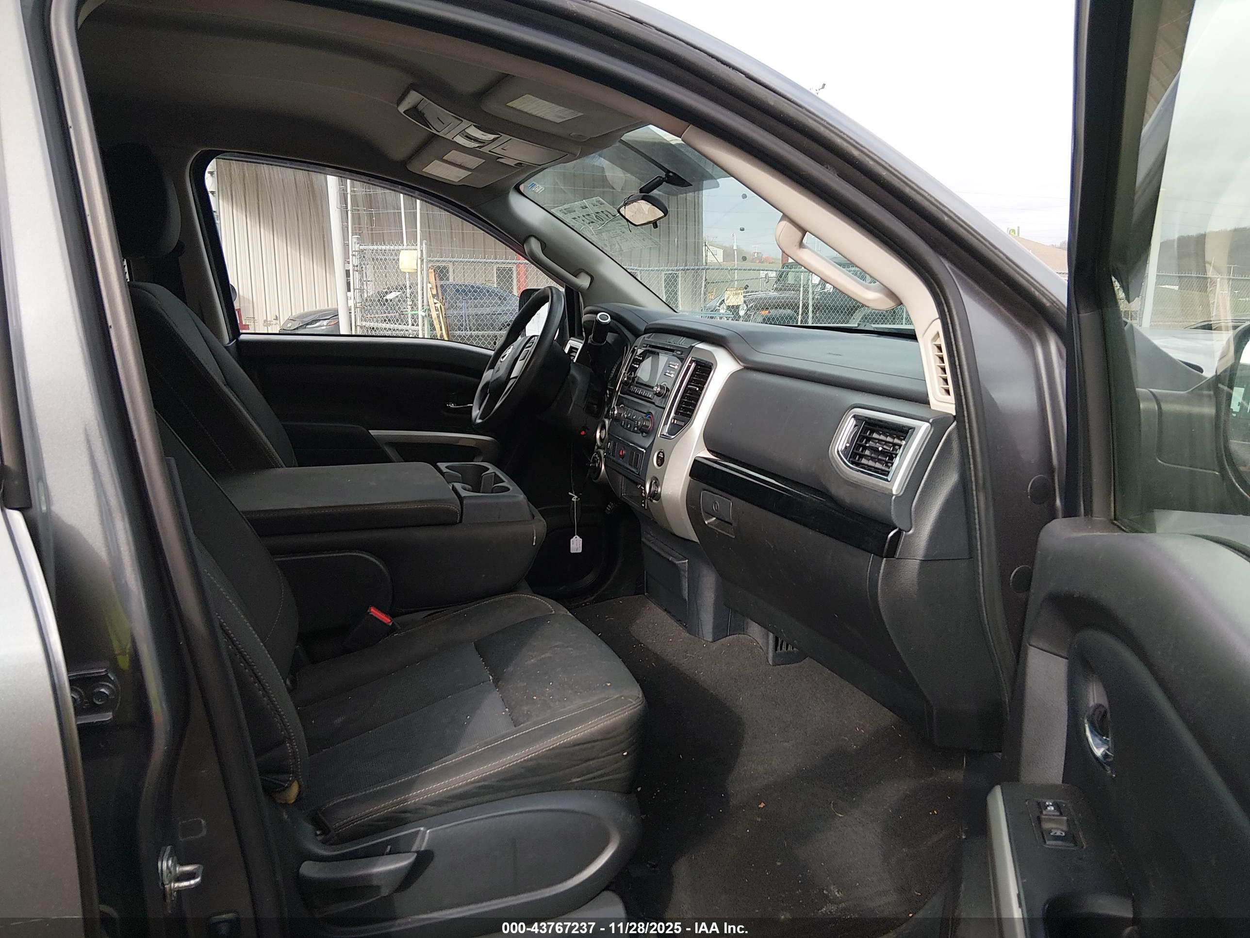NISSAN TITAN image 5