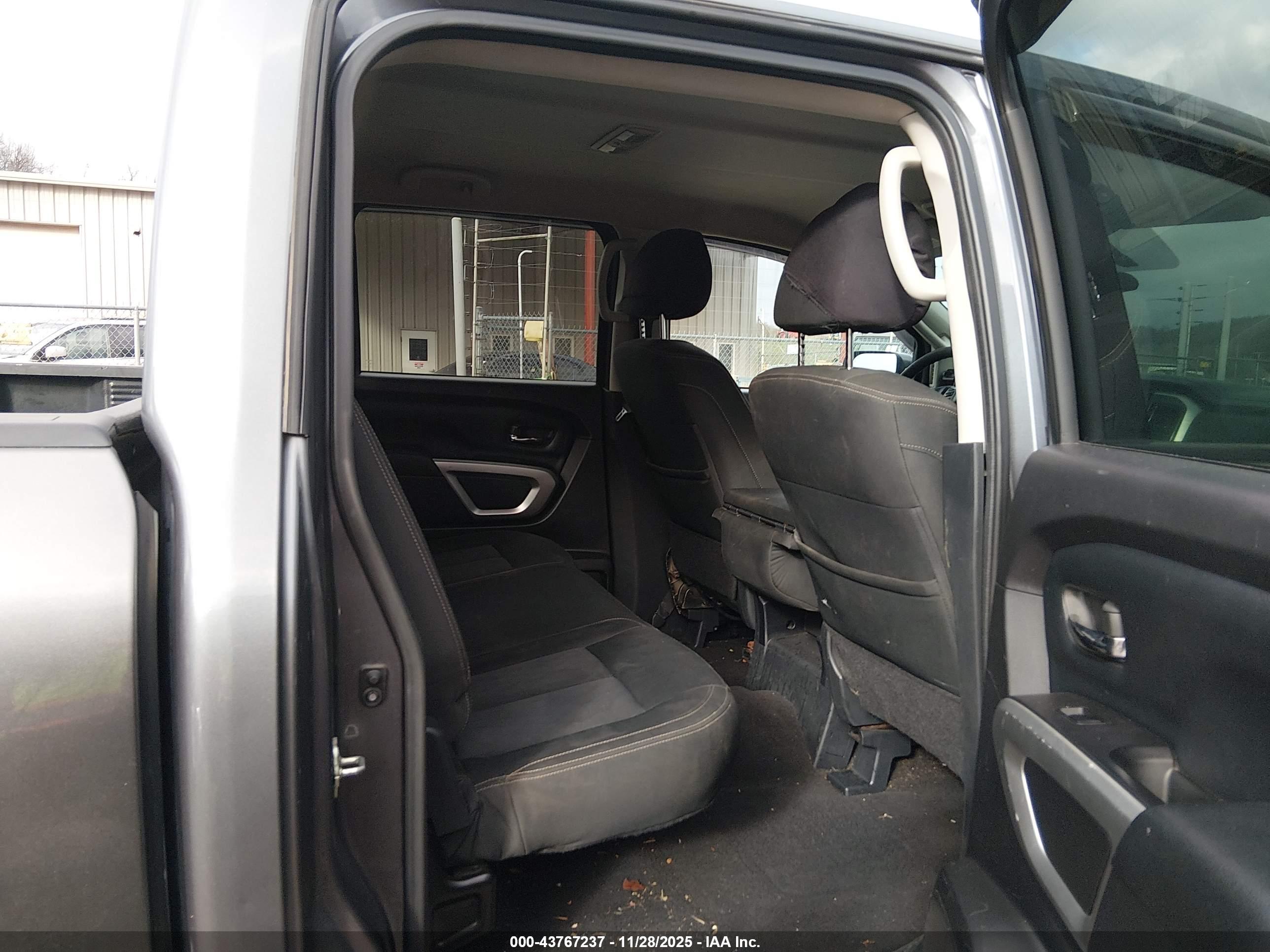 NISSAN TITAN image 8