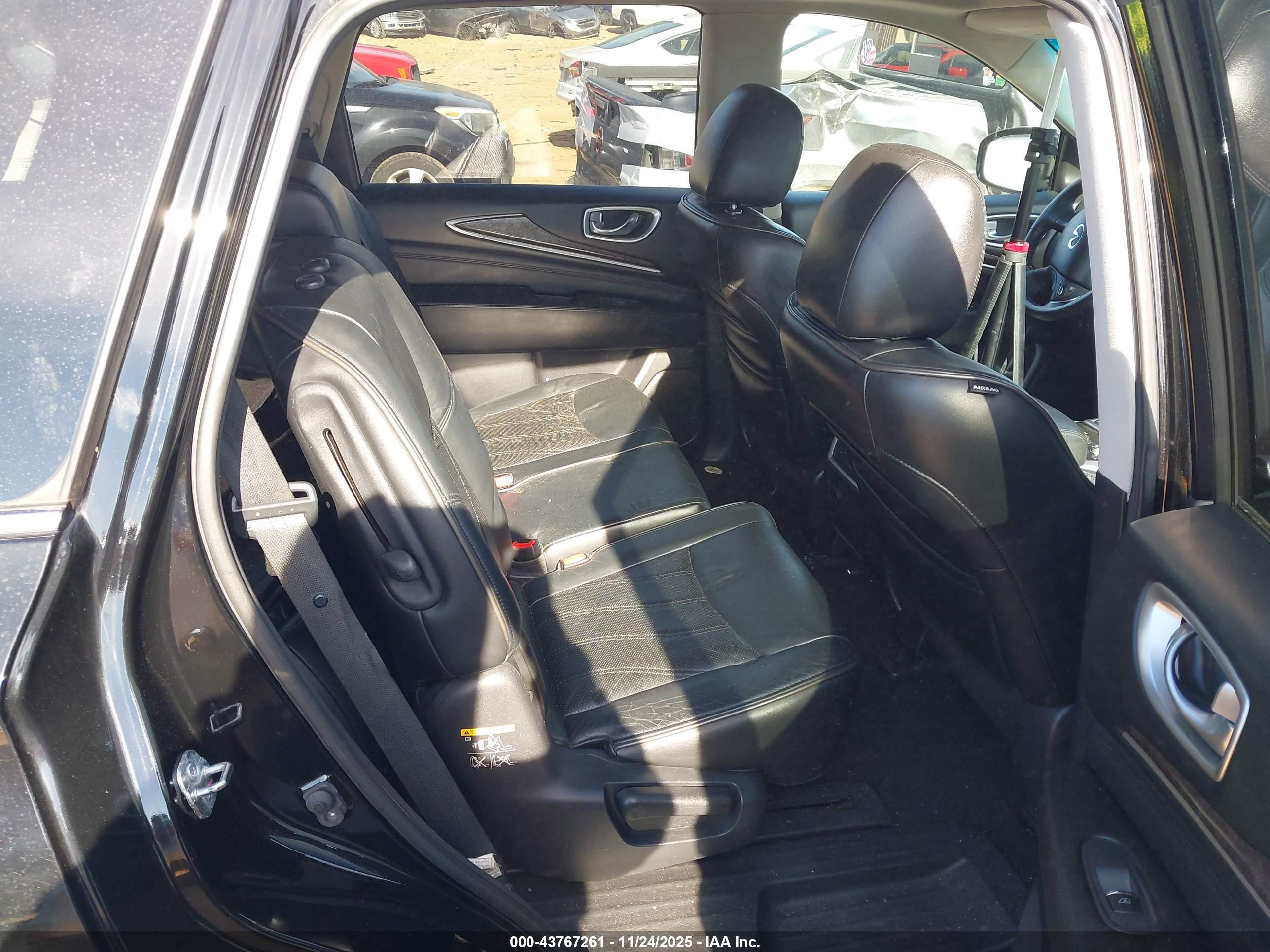 INFINITI JX35 image 8
