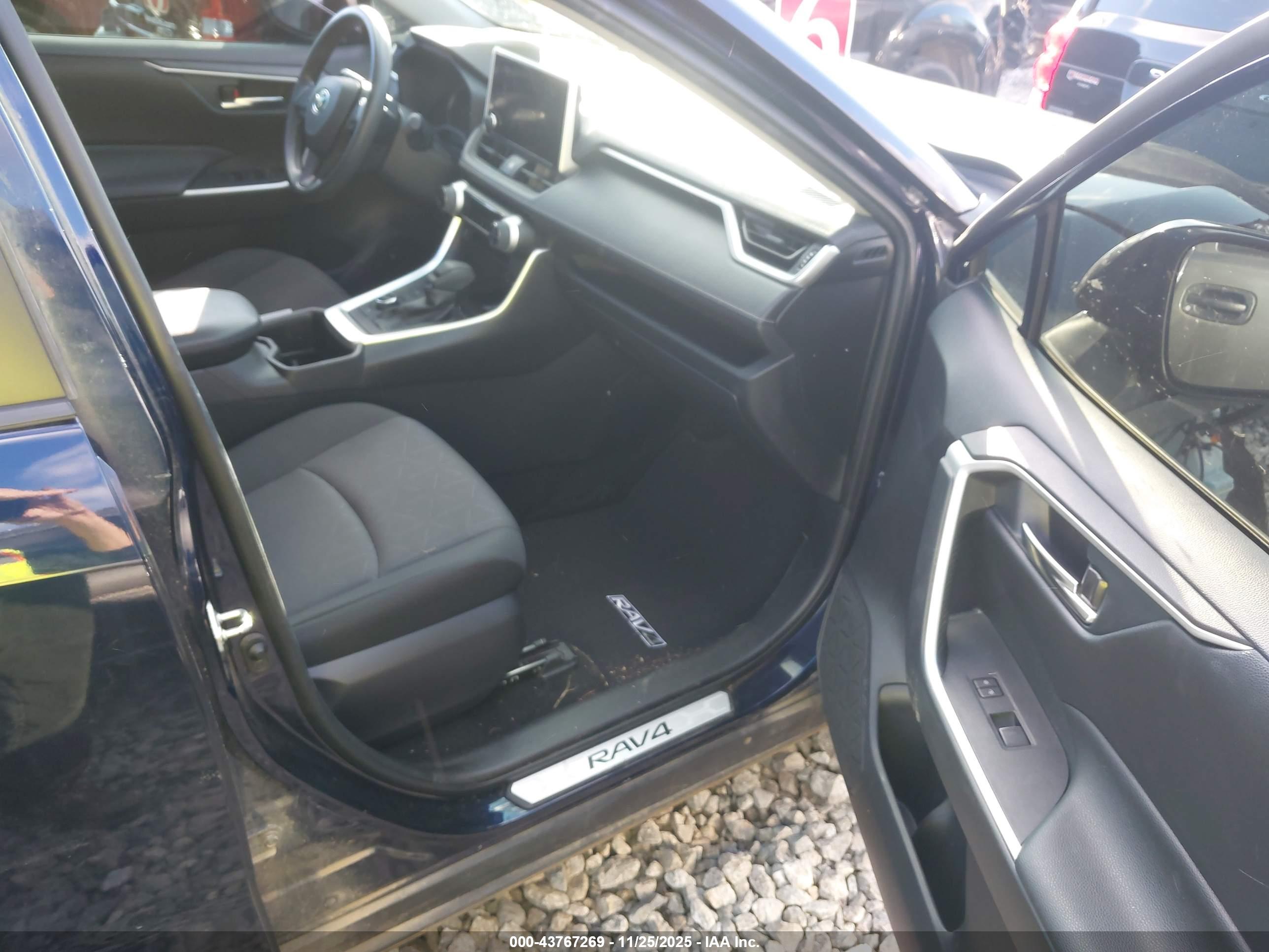 TOYOTA RAV4 image 5