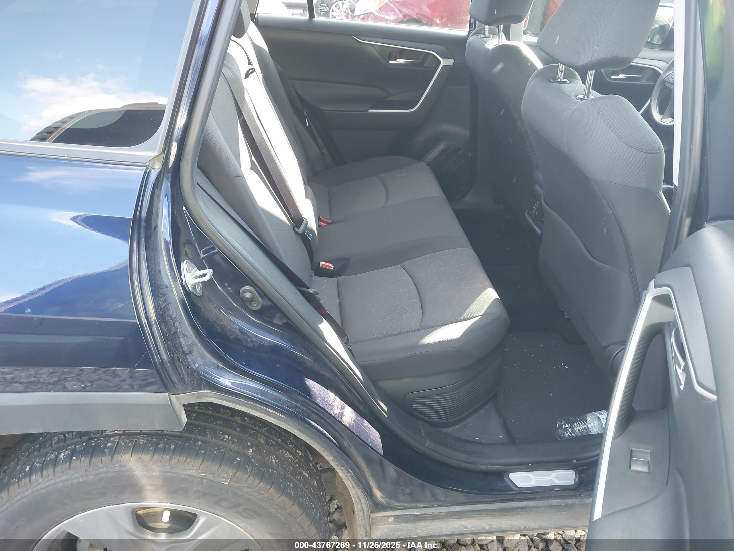 TOYOTA RAV4 image 8