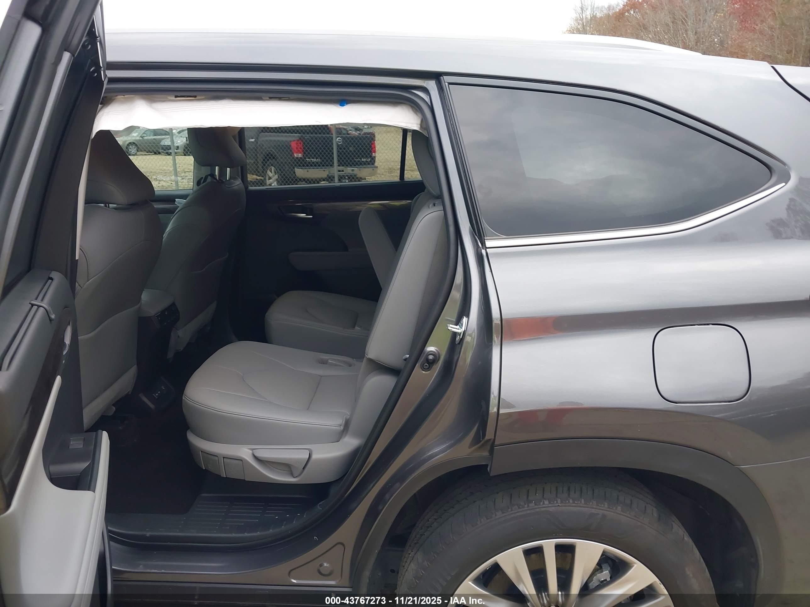 TOYOTA HIGHLANDER image 8