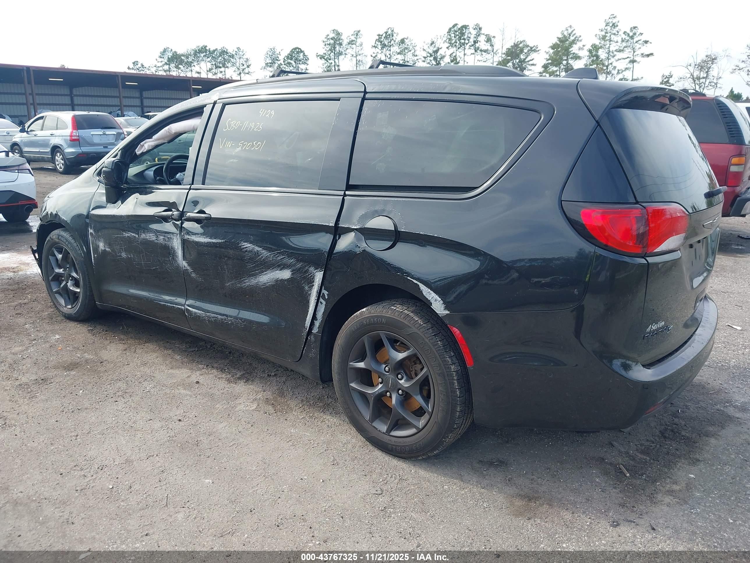 CHRYSLER PACIFICA image 3