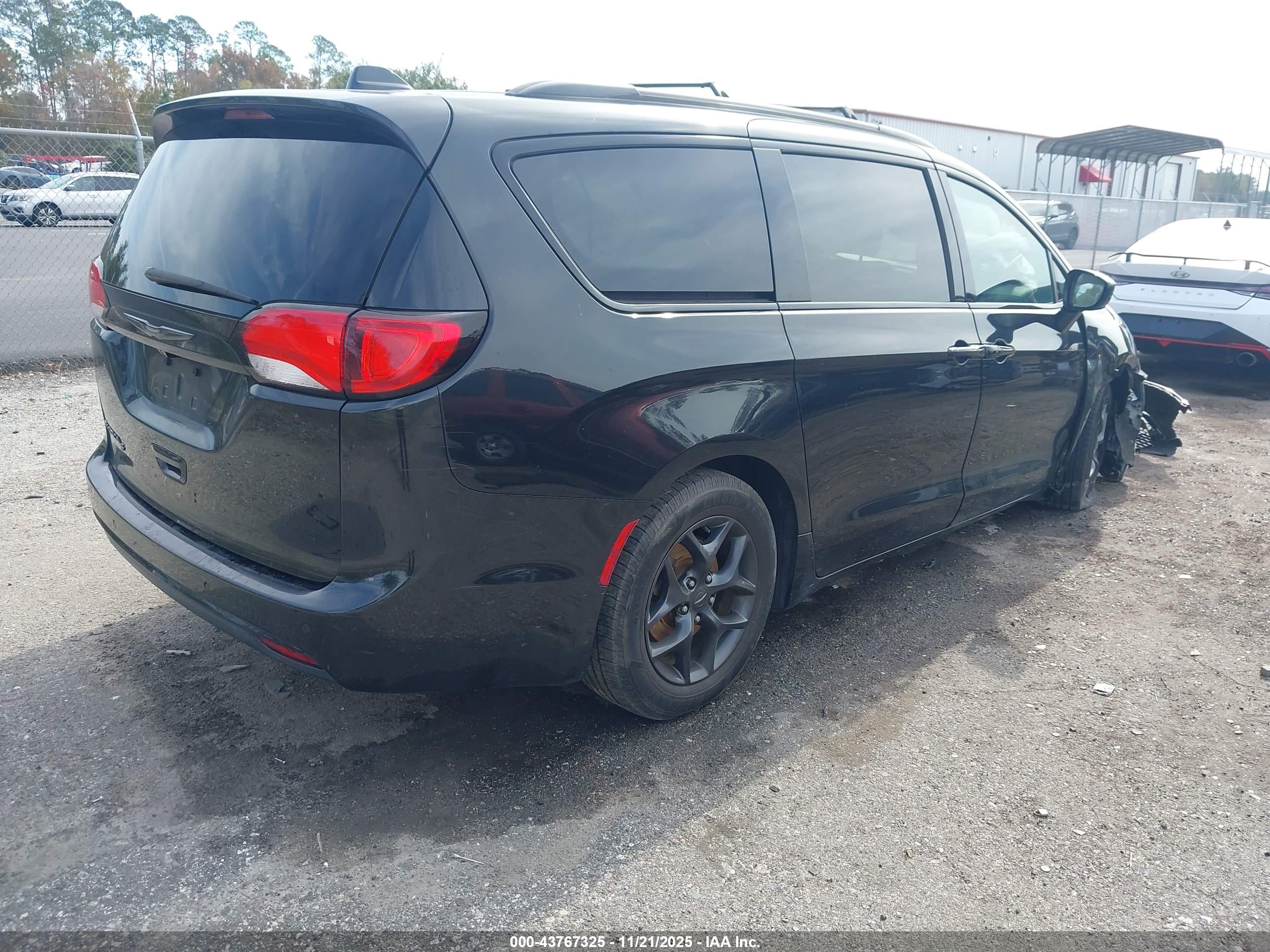 CHRYSLER PACIFICA image 4