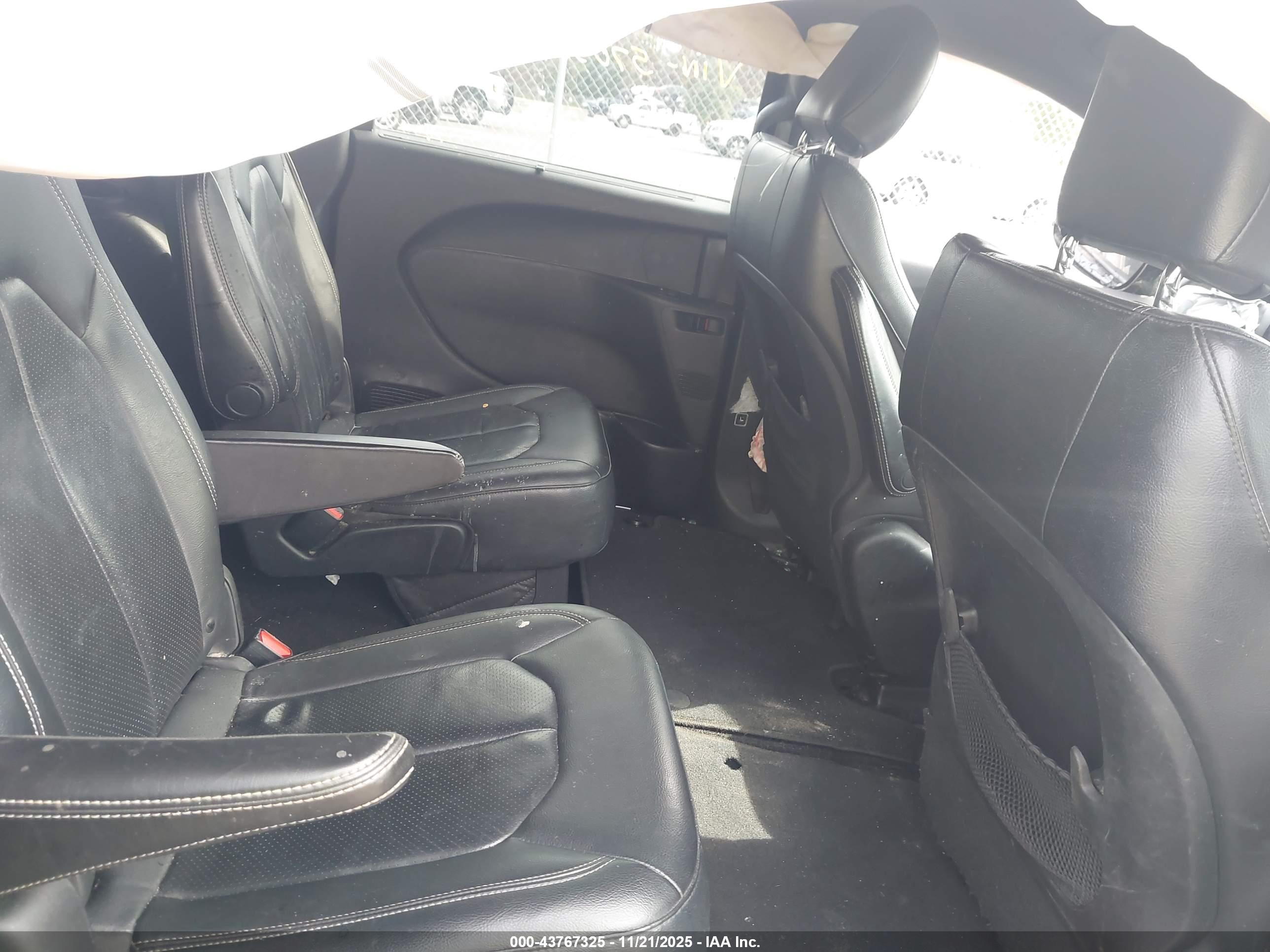 CHRYSLER PACIFICA image 8