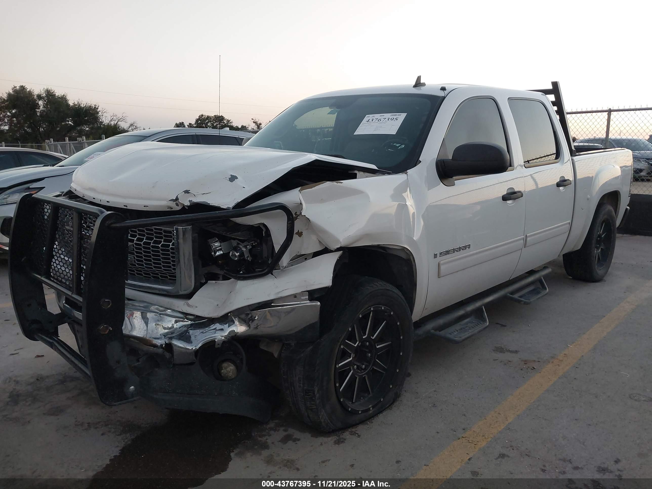 GMC SIERRA image 2