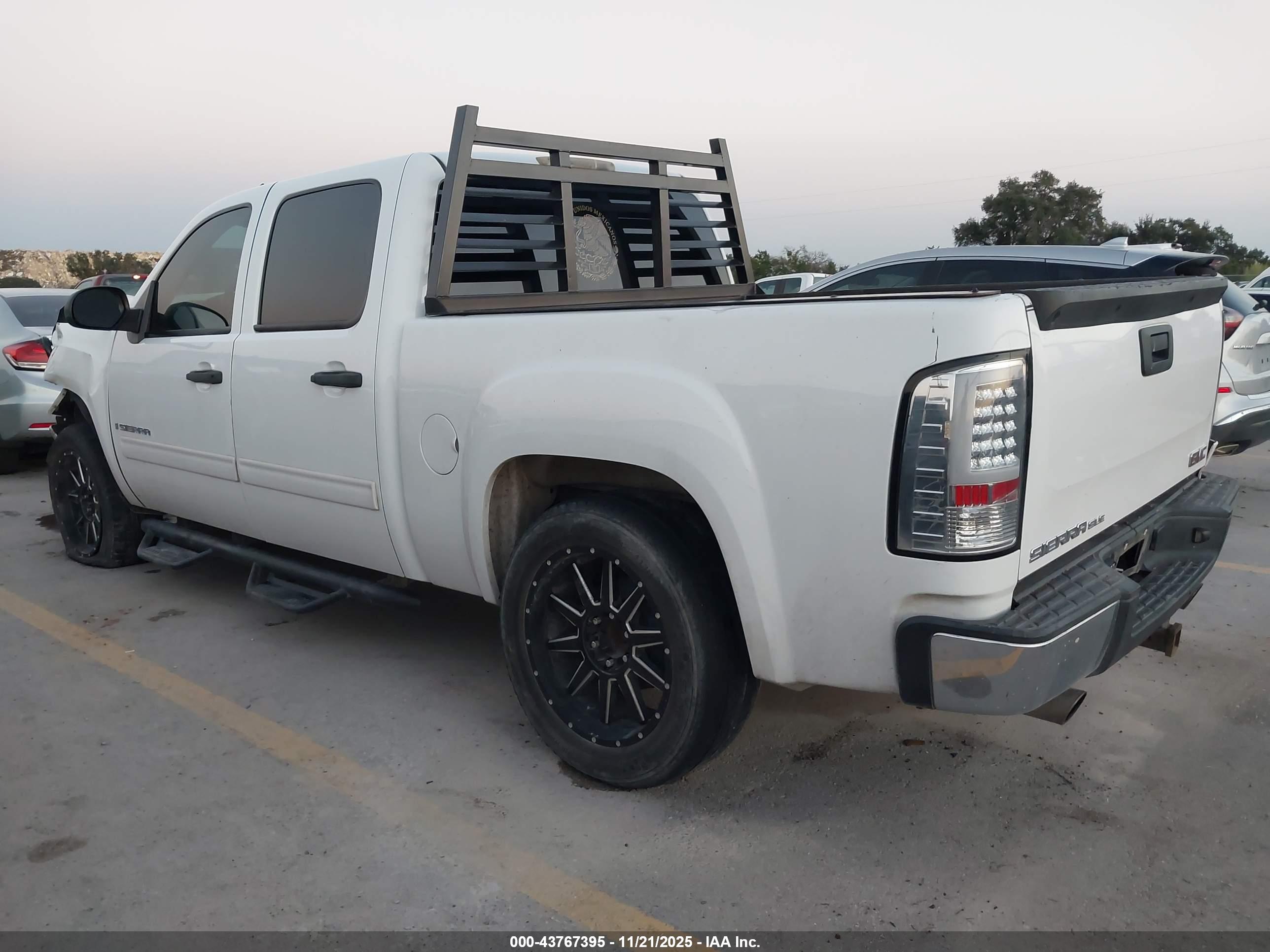 GMC SIERRA image 3