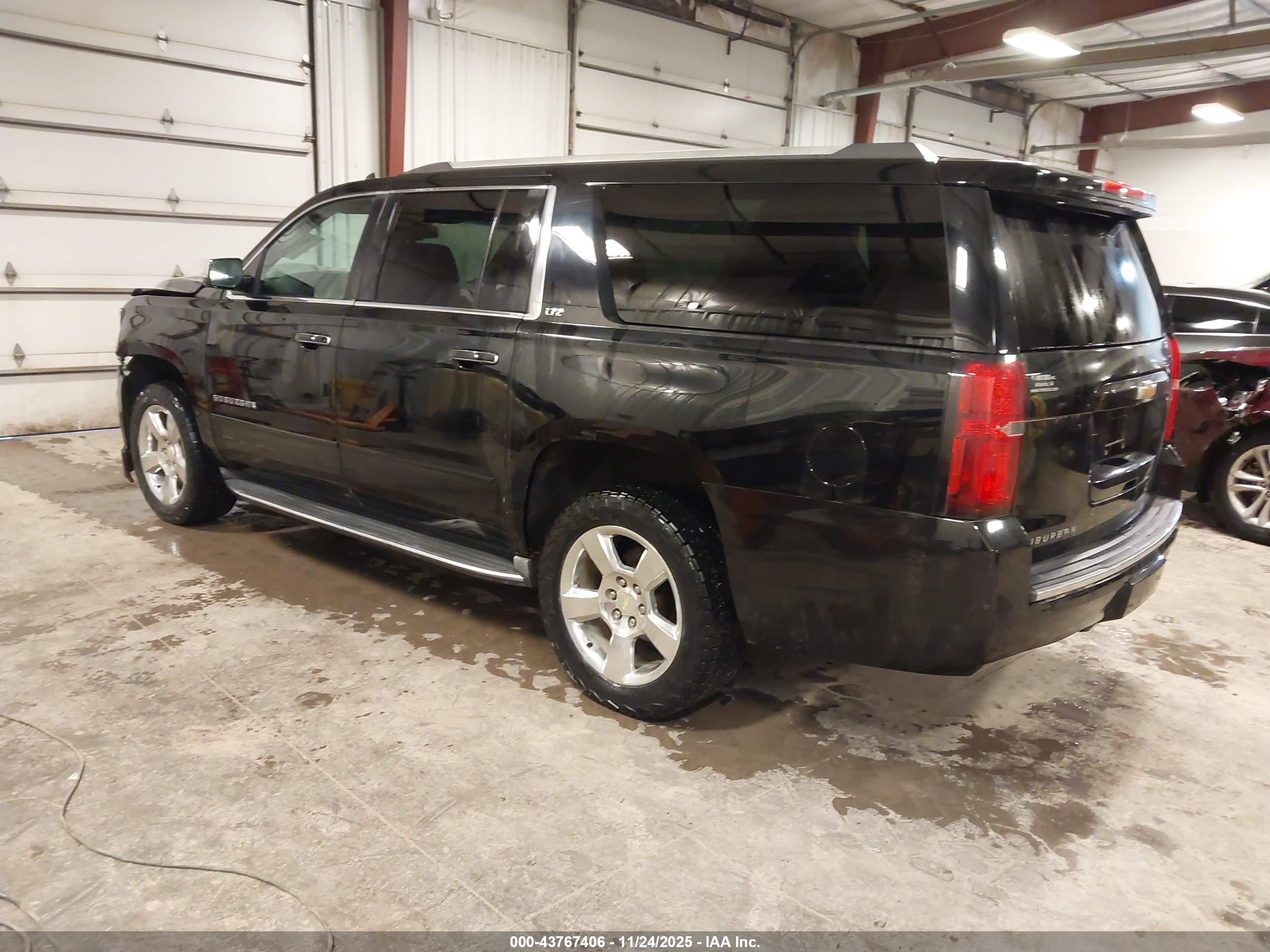 CHEVROLET SUBURBAN image 3