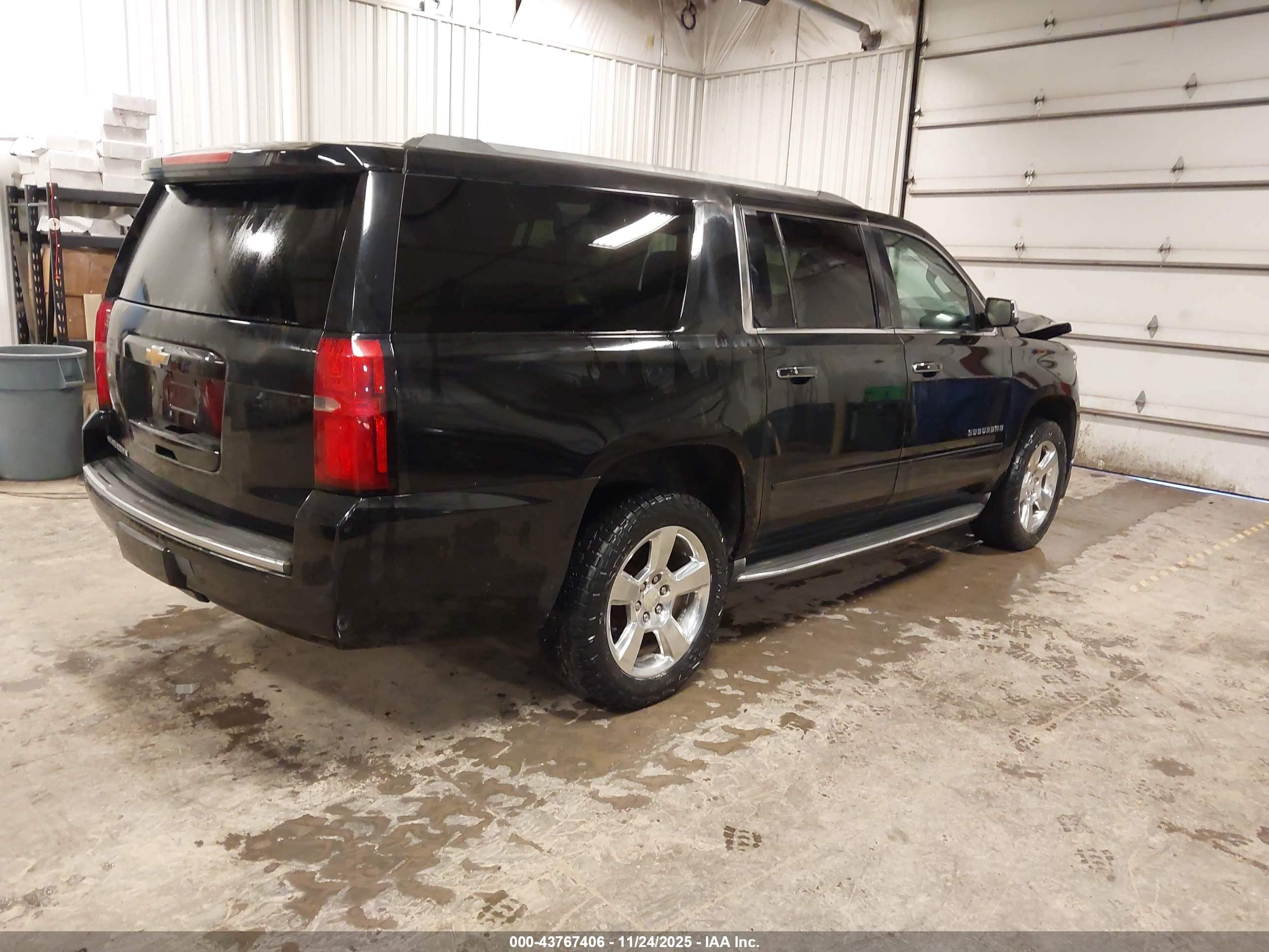 CHEVROLET SUBURBAN image 4