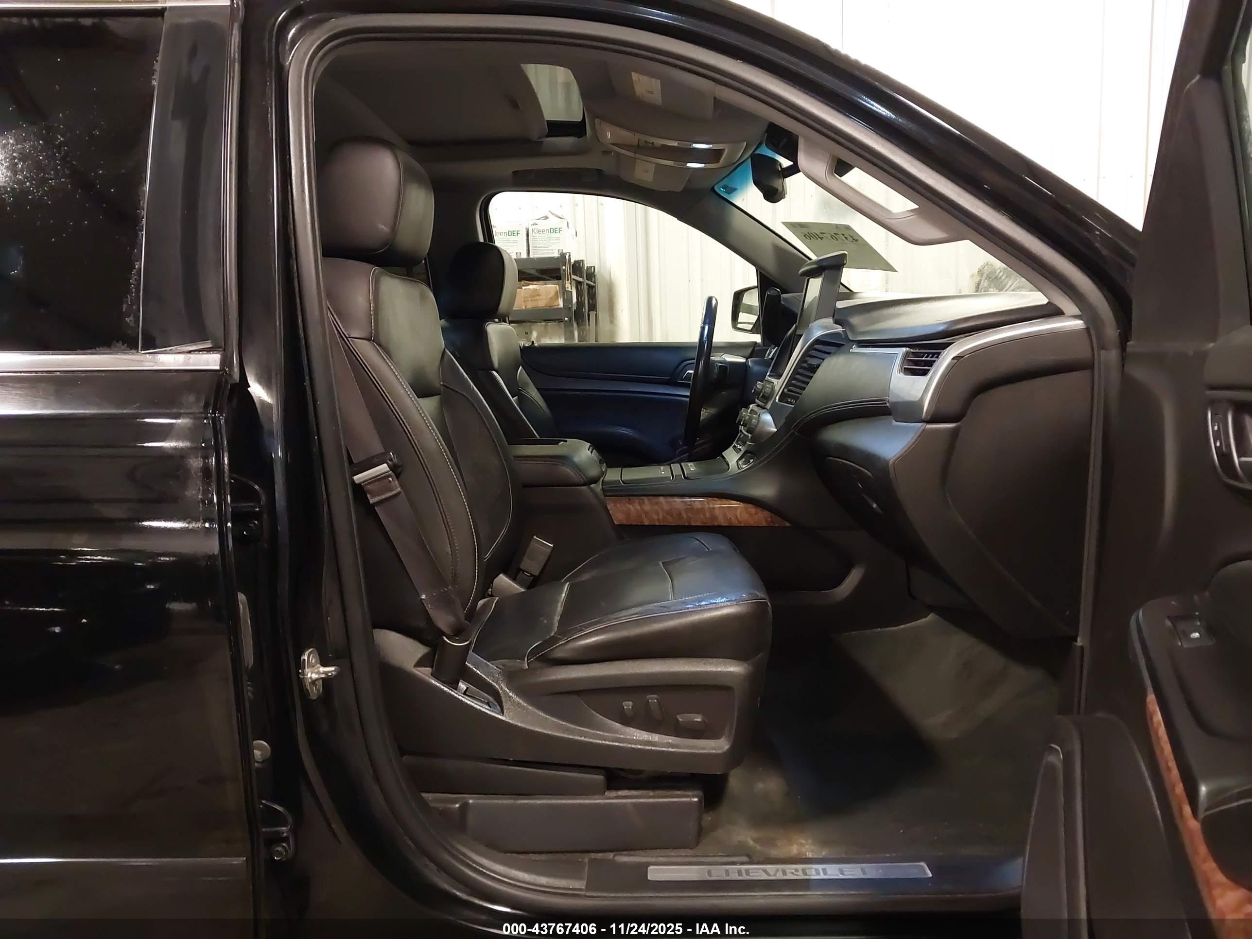 CHEVROLET SUBURBAN image 5