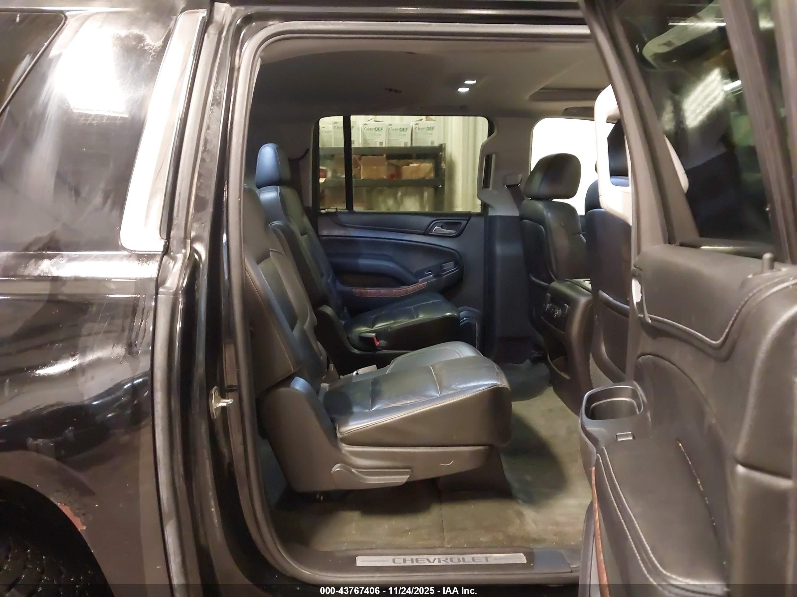 CHEVROLET SUBURBAN image 8