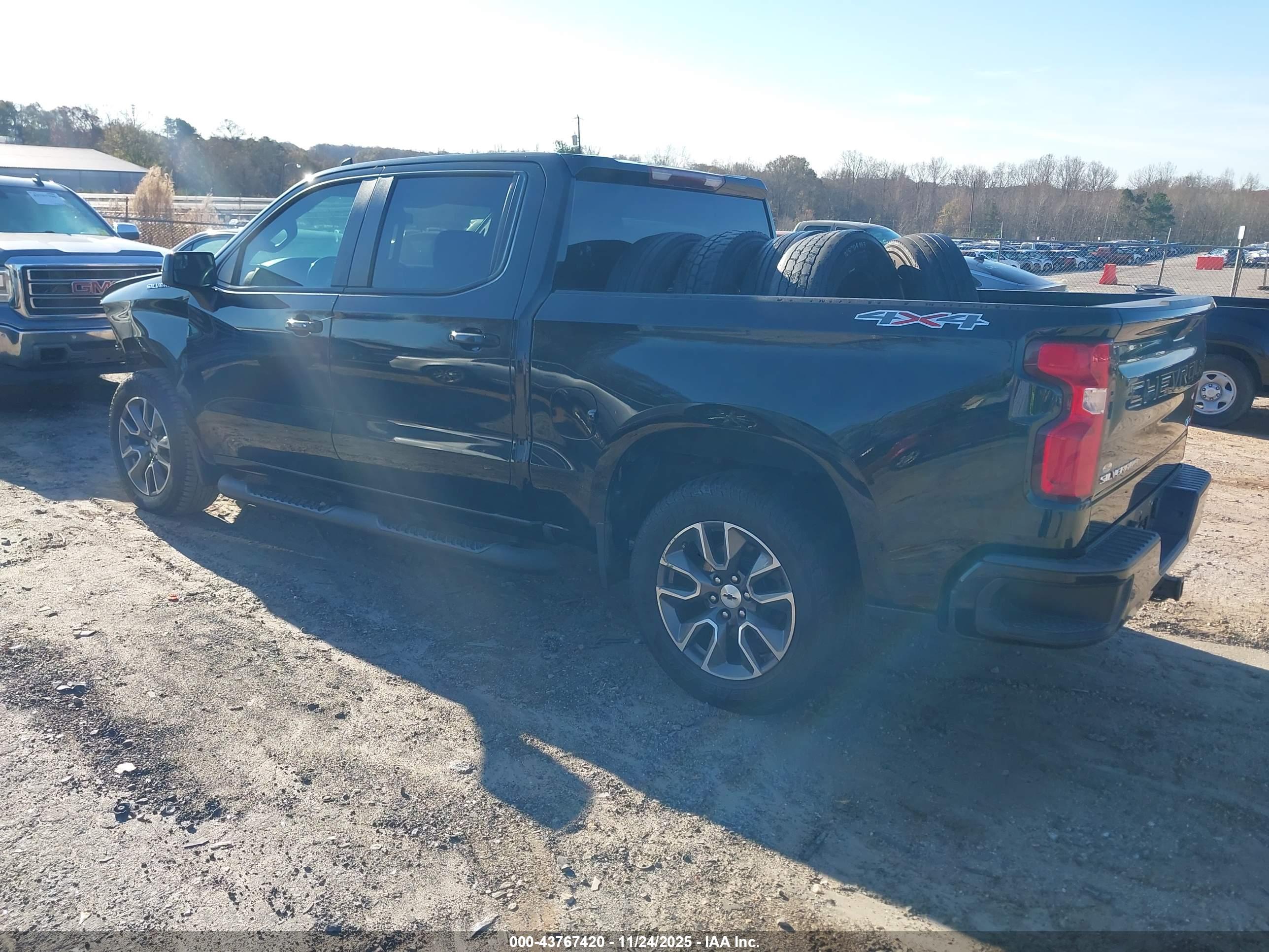 CHEVROLET SILVERADO image 3