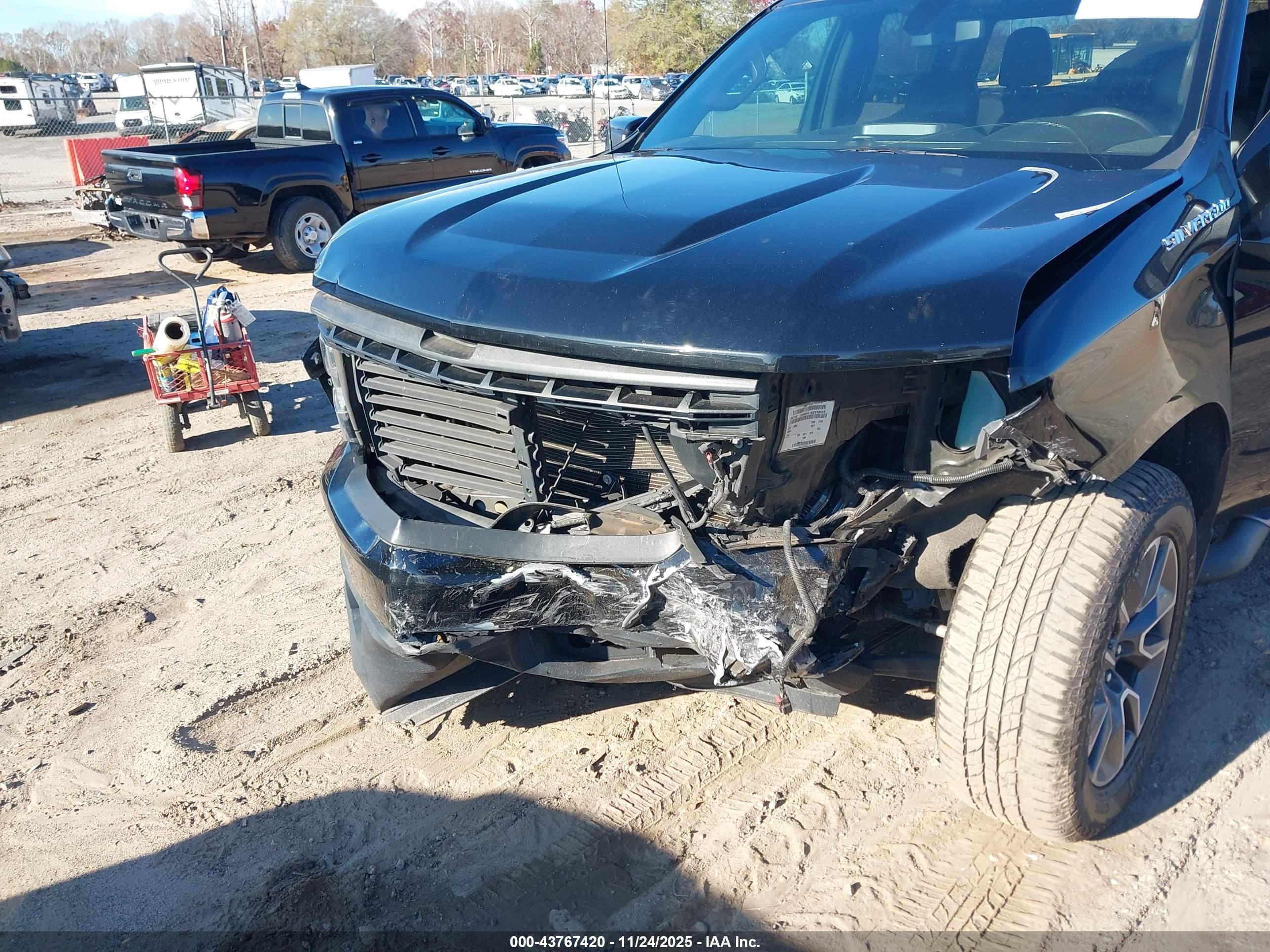 CHEVROLET SILVERADO image 6