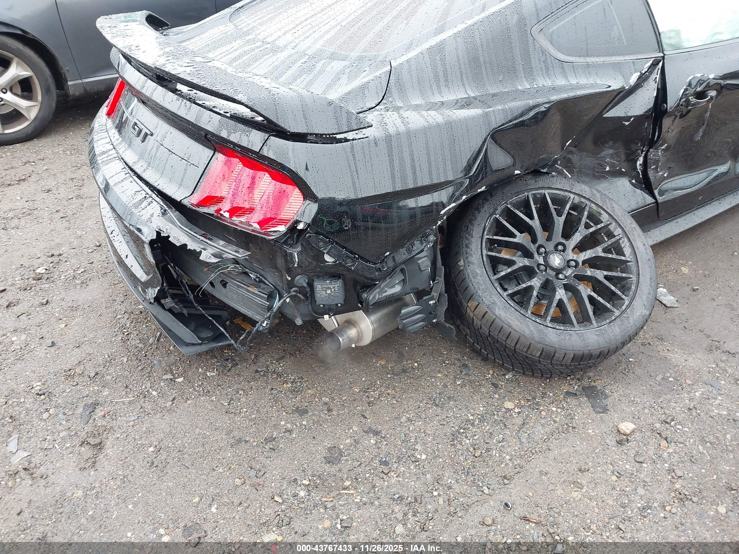 FORD MUSTANG image 6